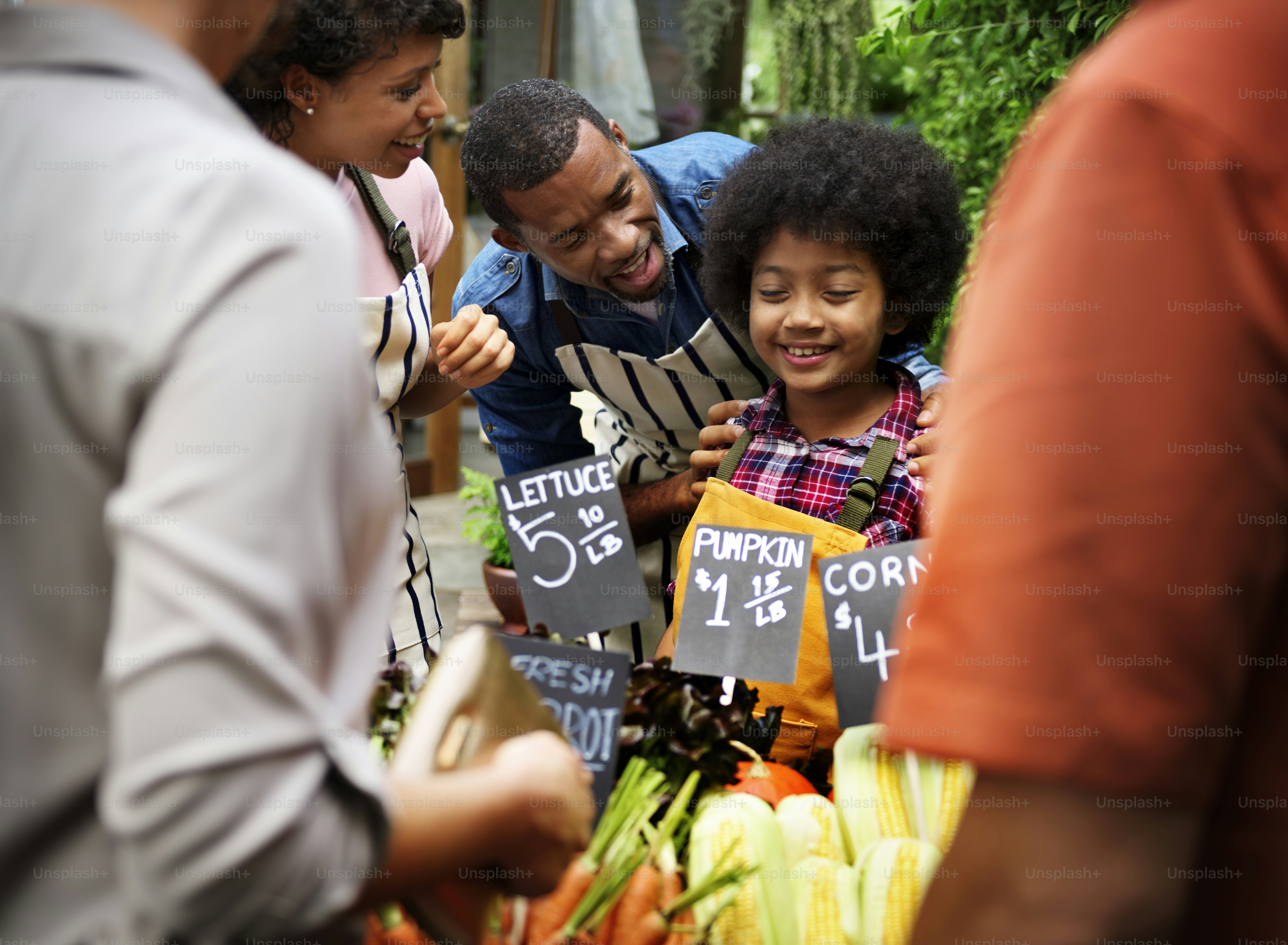 Afrikanische Familie im Bio-Lebensmittelgeschäft