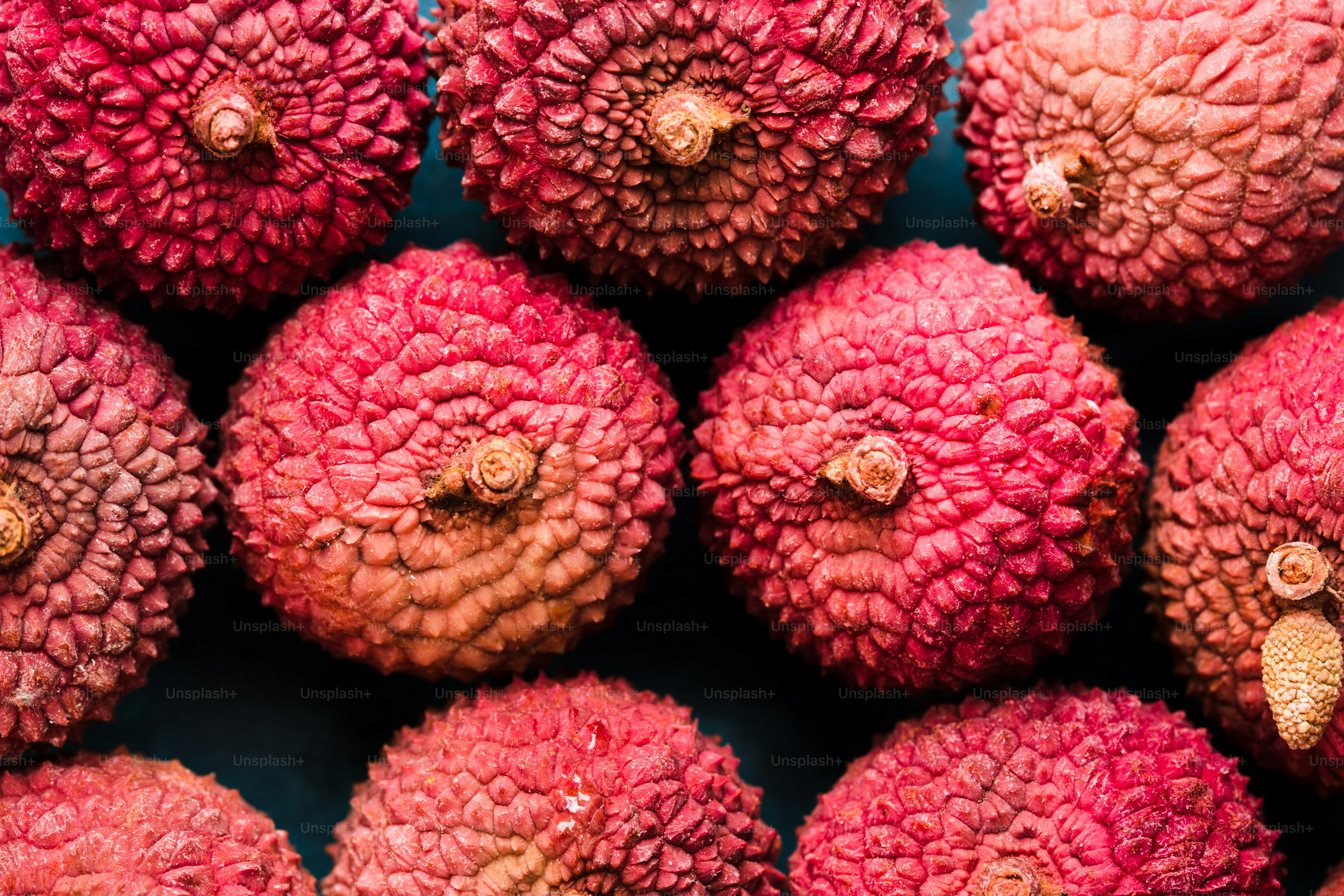 Tumpukan buah merah duduk di atas meja