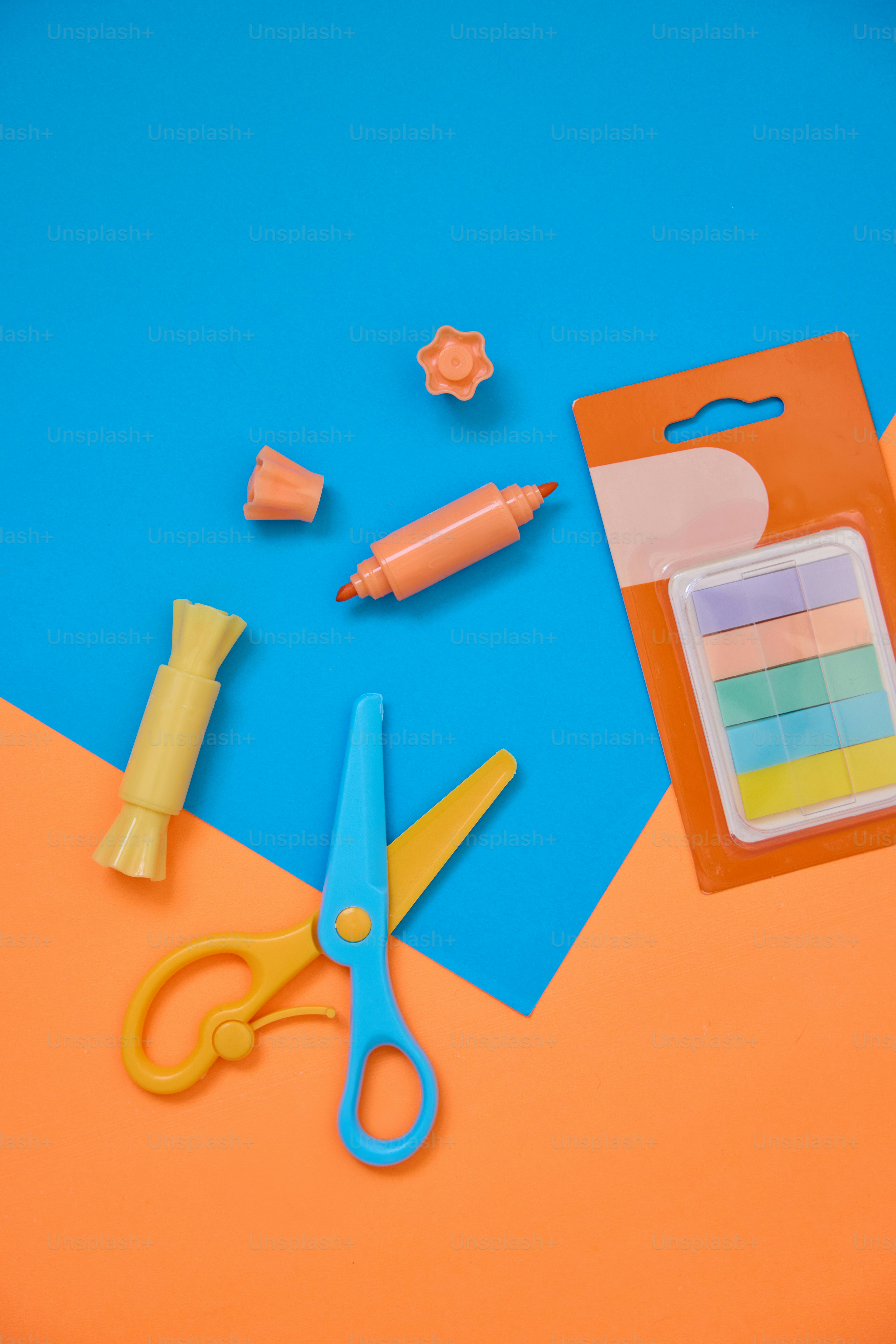 Eine Schere, Kleber und anderes Bastelzubehör