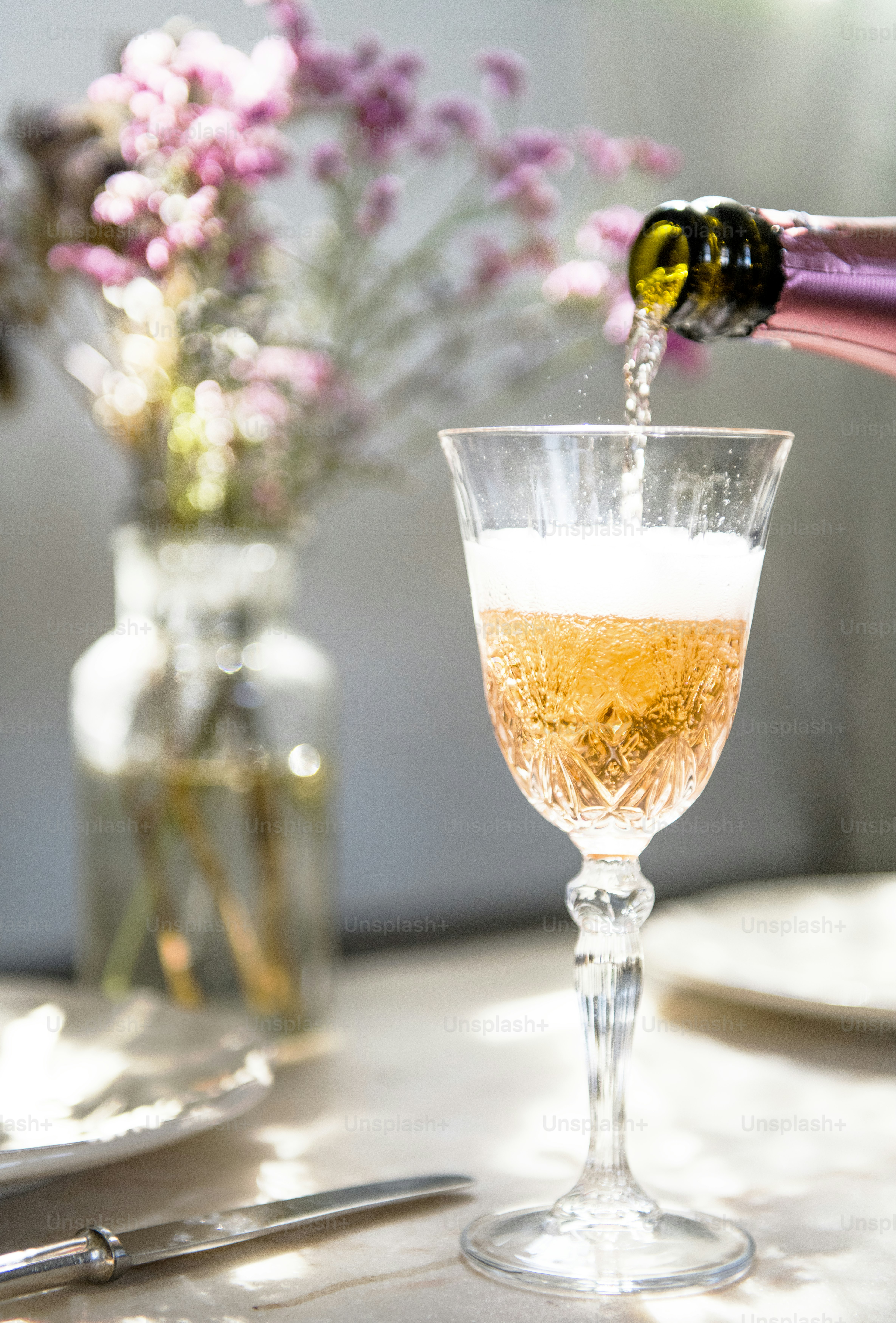Versare lo champagne in un bicchiere