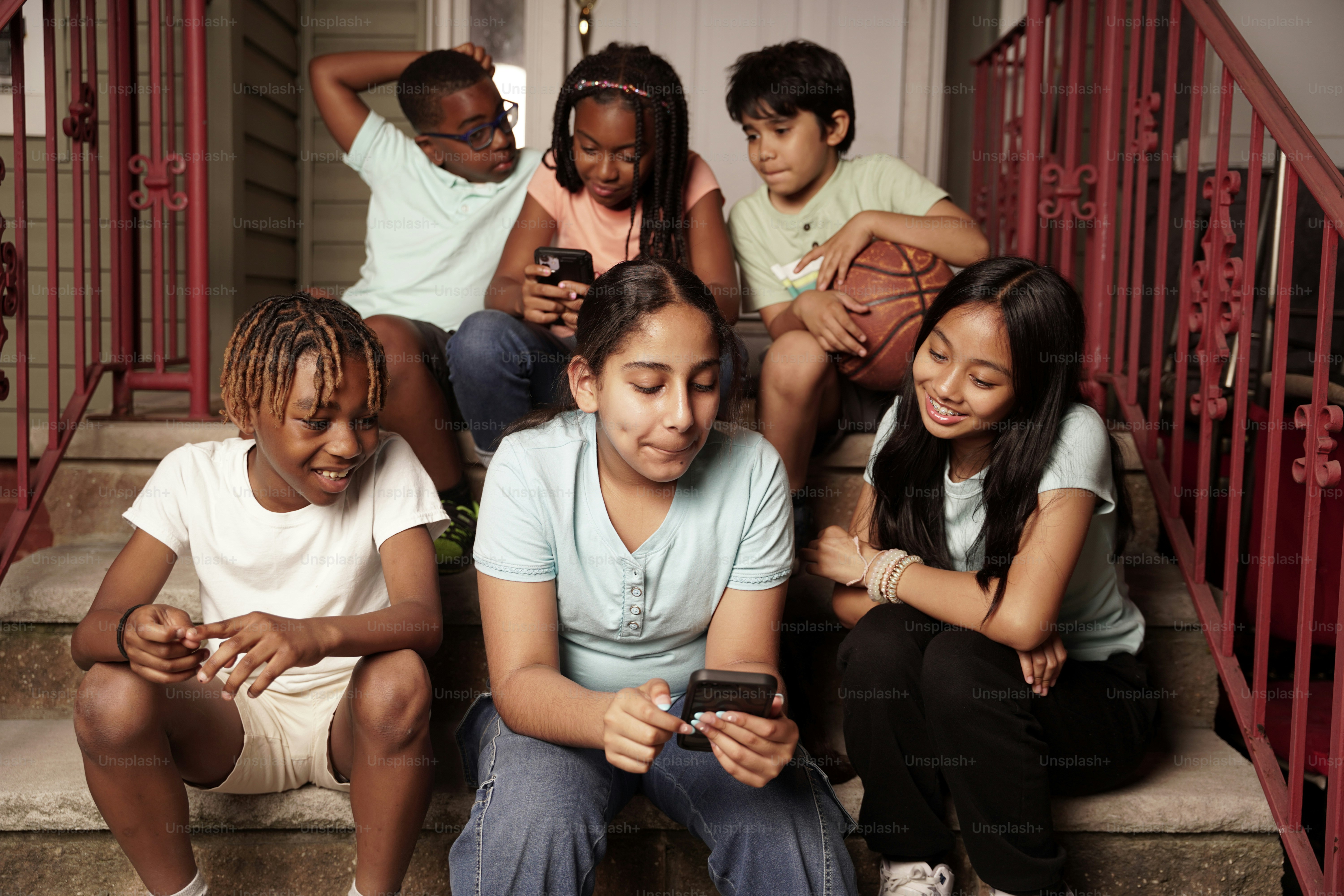 Eine Gruppe von Menschen, die auf den Stufen eines Hauses sitzen