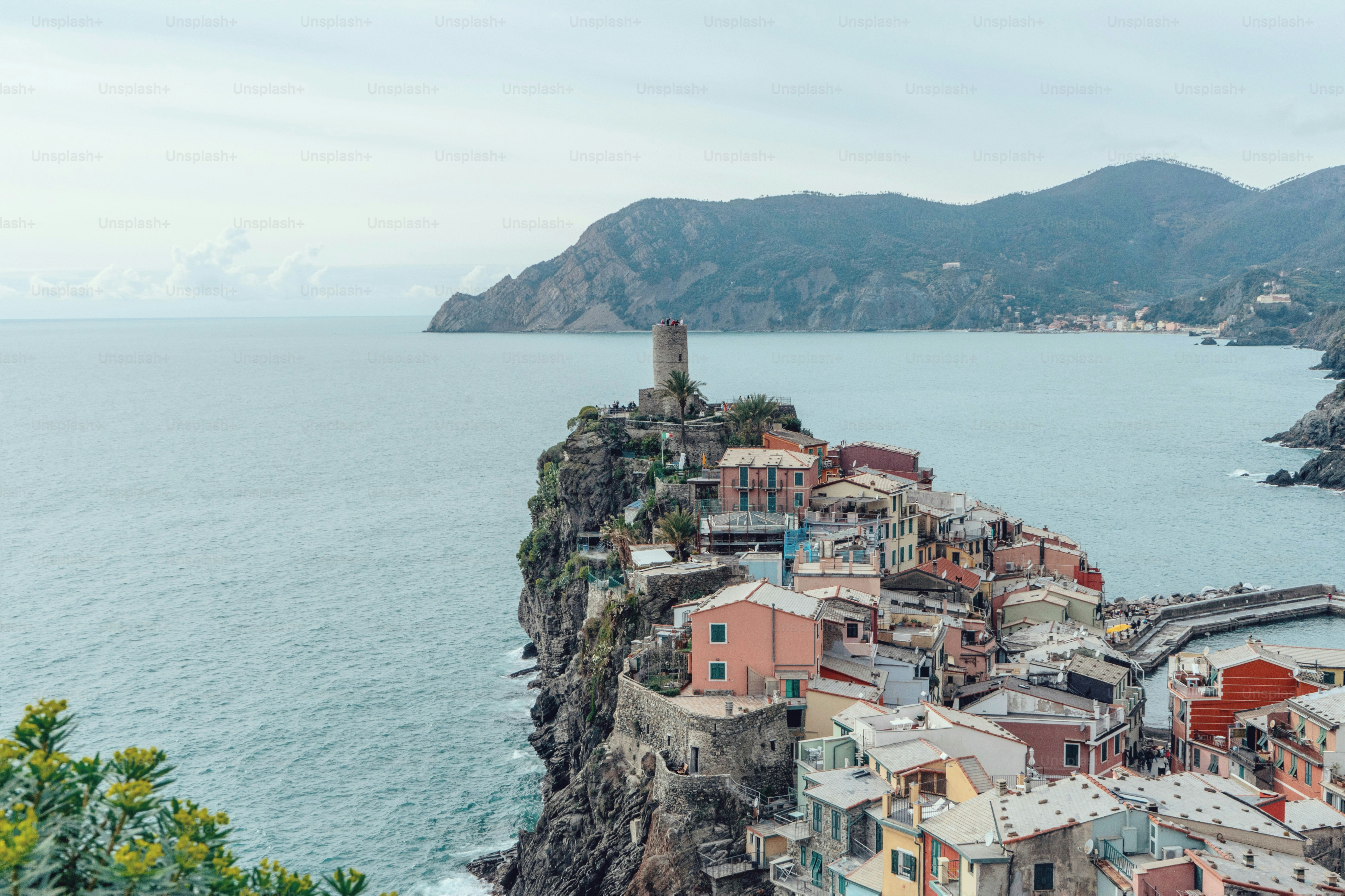 Ein kleines Dorf am Rande einer Klippe