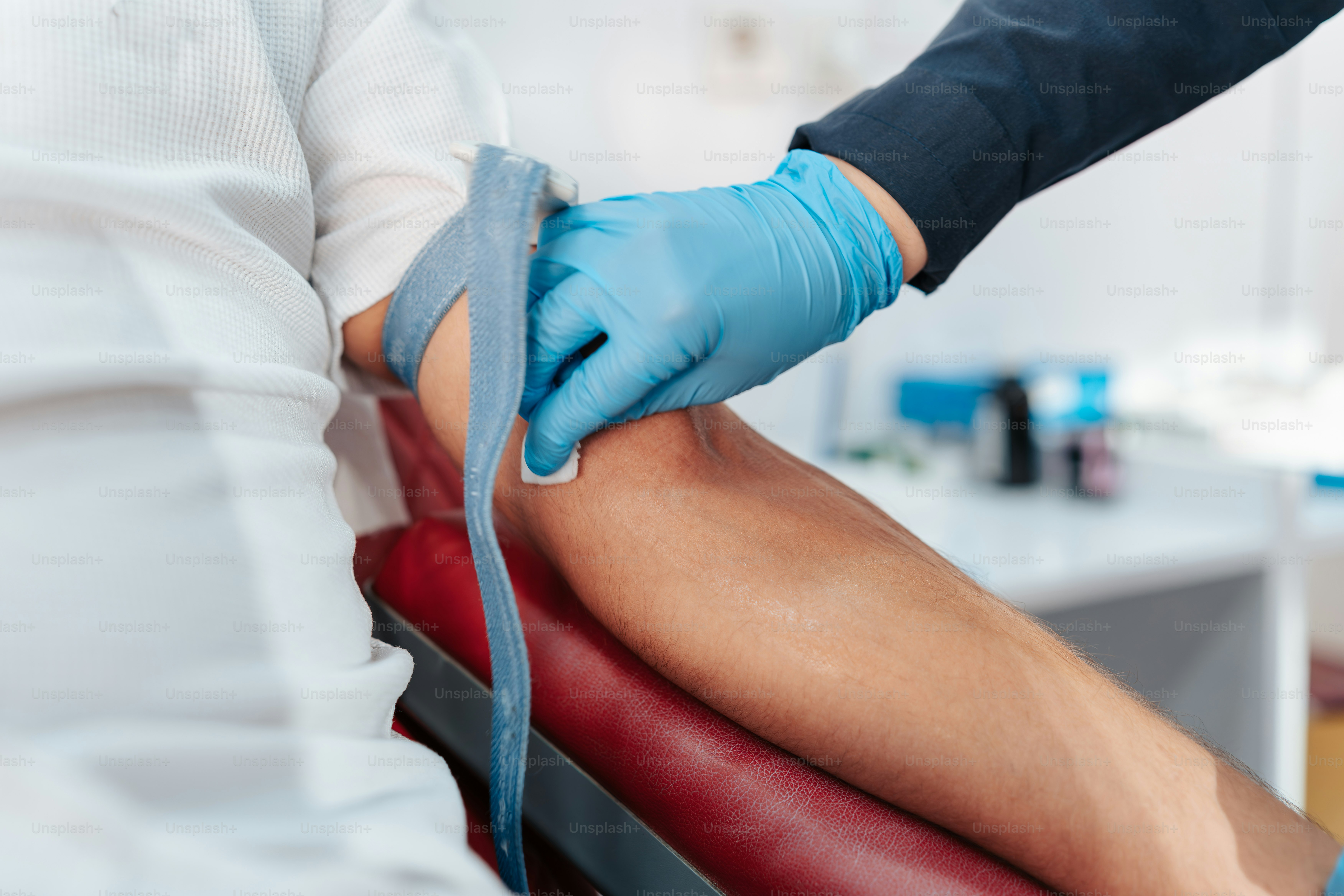 Une personne avec des gants bleus assise sur une chaise