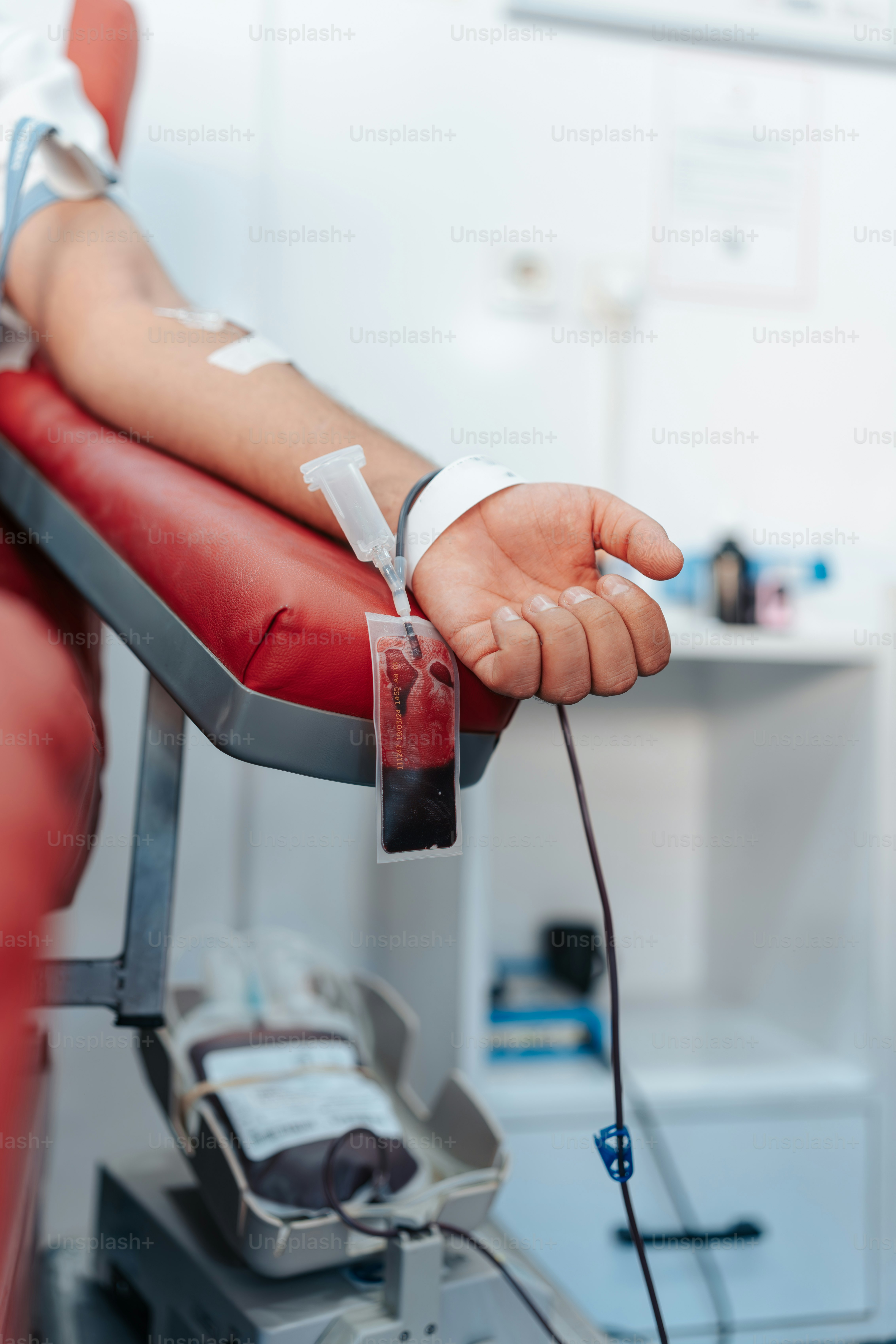Une personne avec des bandages sur le bras assise sur une chaise