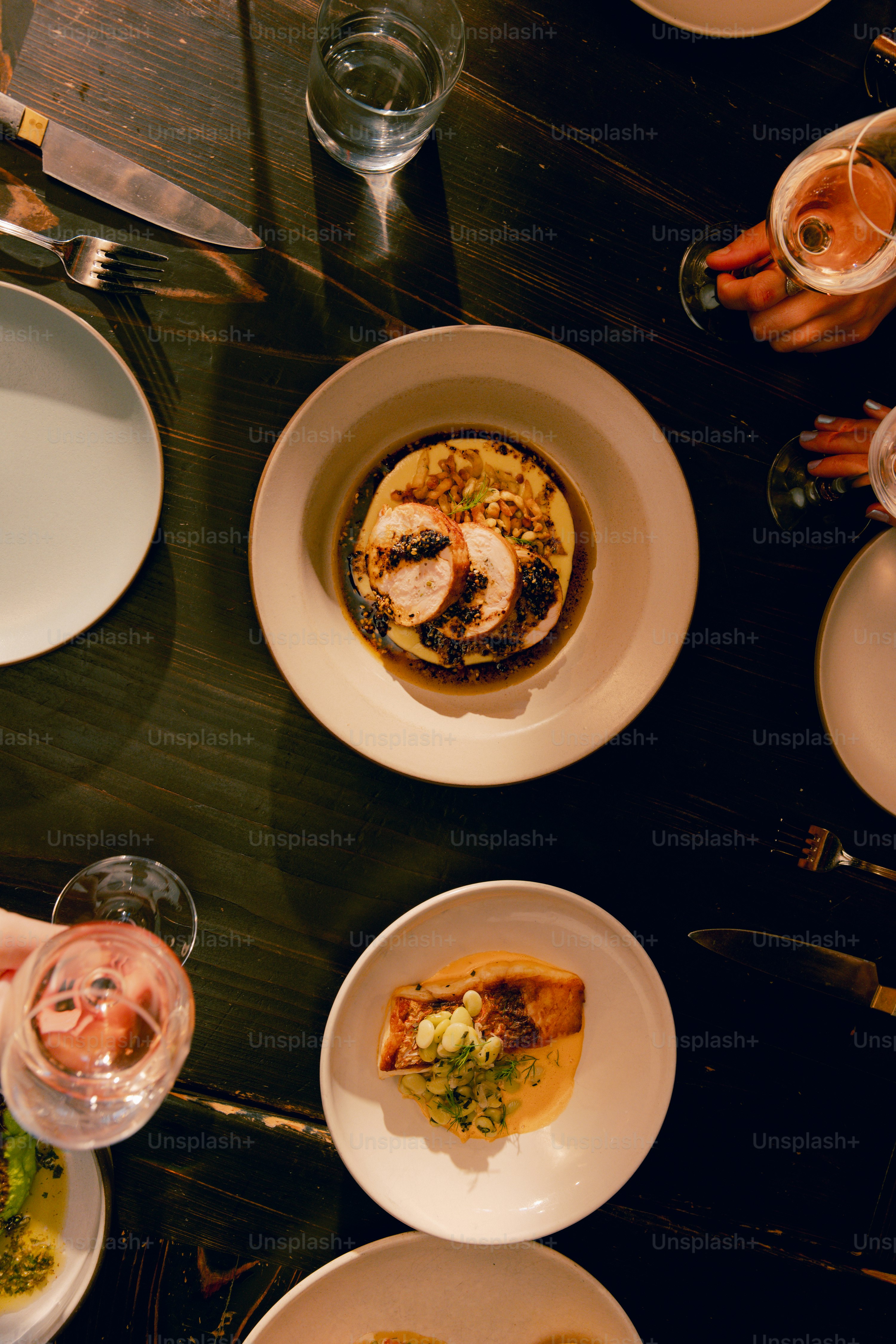 음식 접시가 있는 테이블에 앉아 있는 한 무리의 사람들