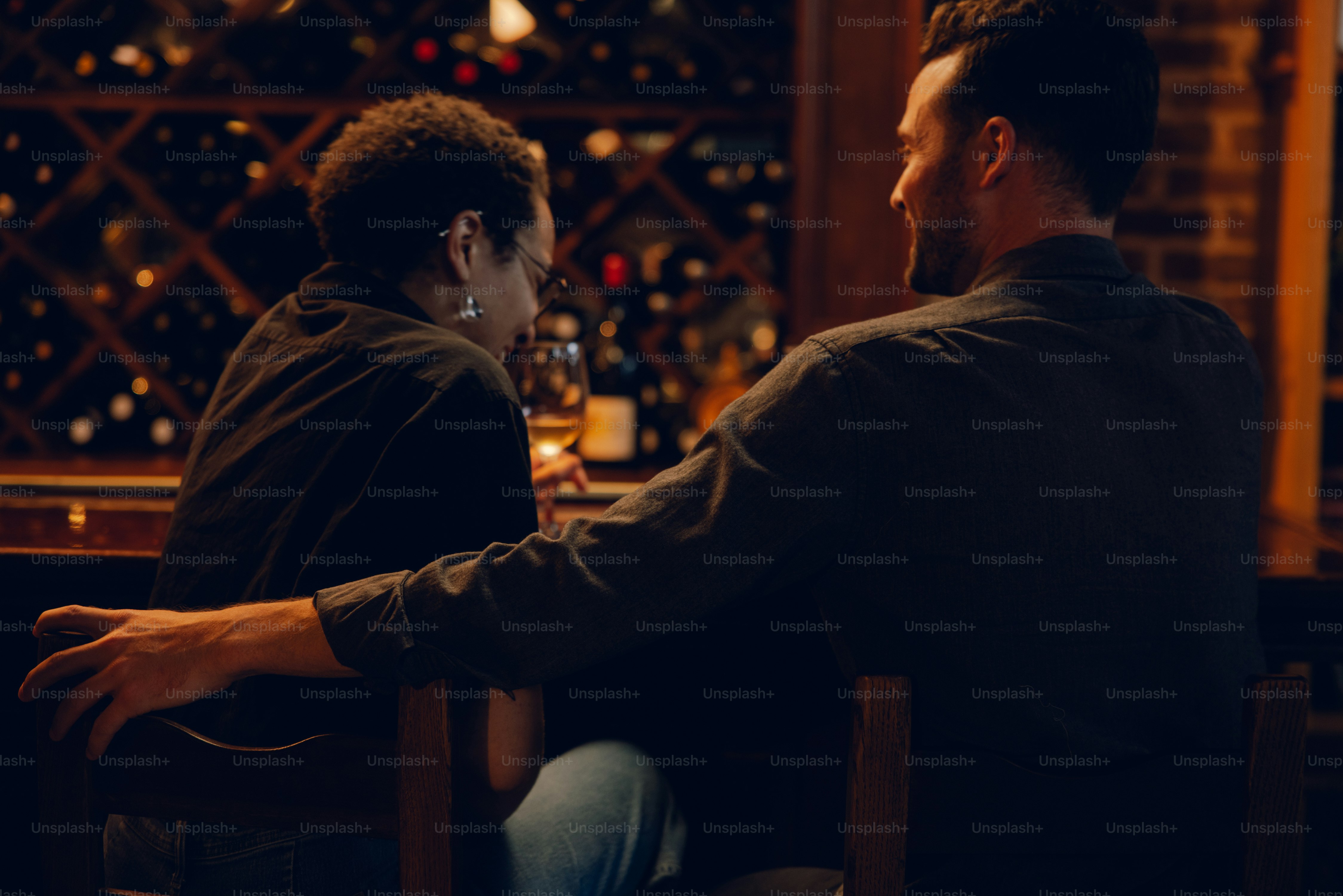 바에 앉아있는 두 명의 남자