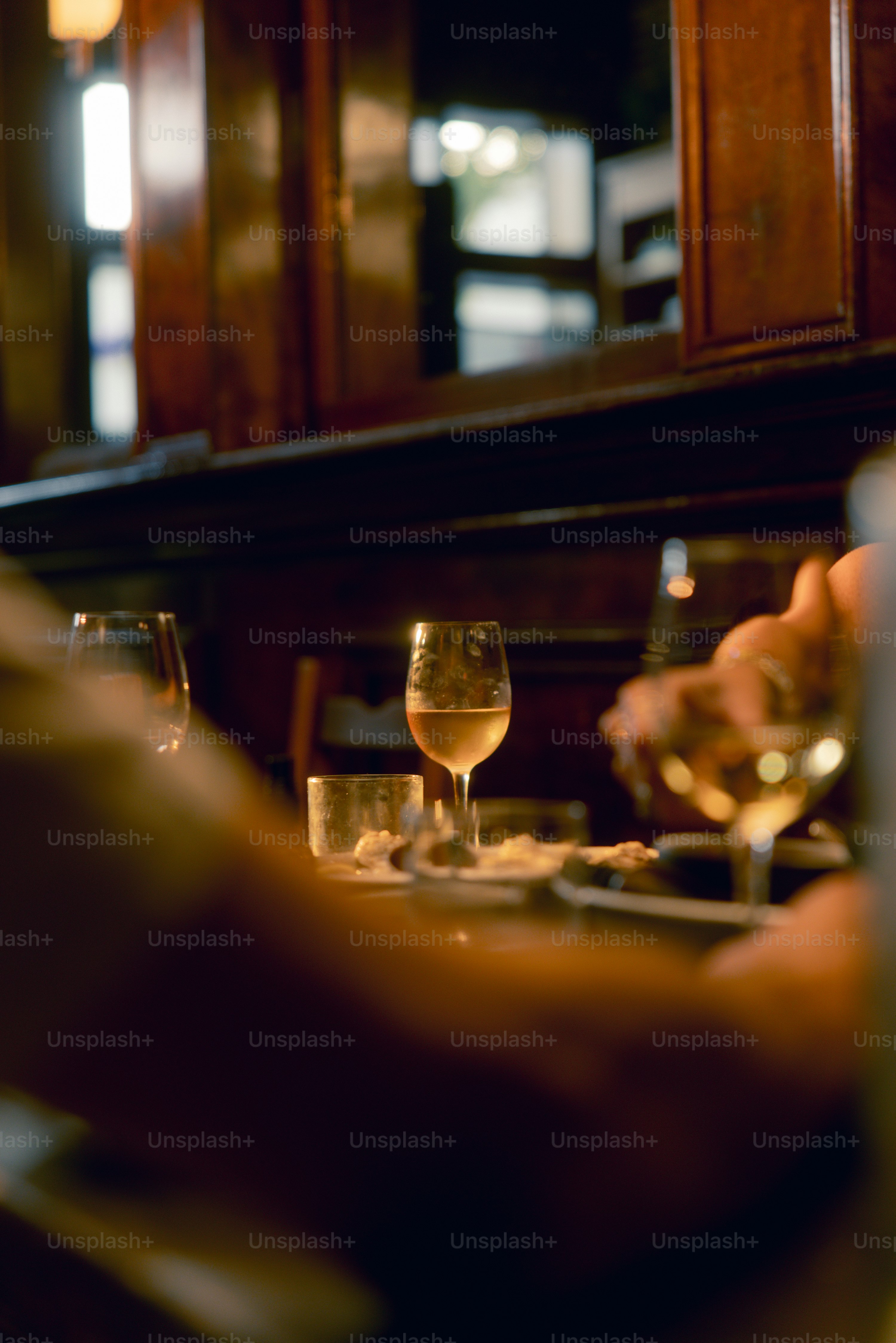 와인 한 잔과 함께 테이블에 앉아있는 사람