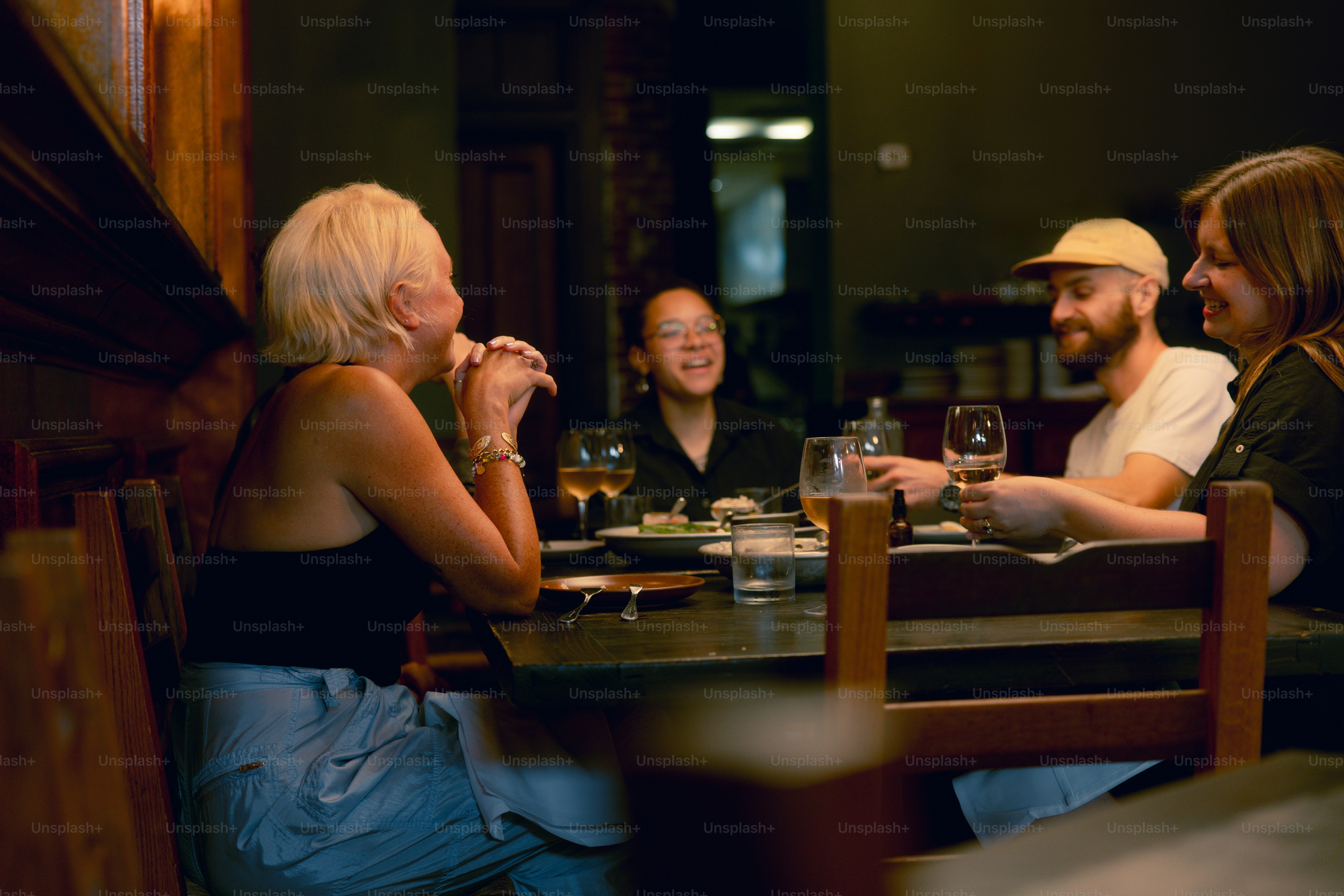 Un groupe de personnes assises à une table dans un restaurant