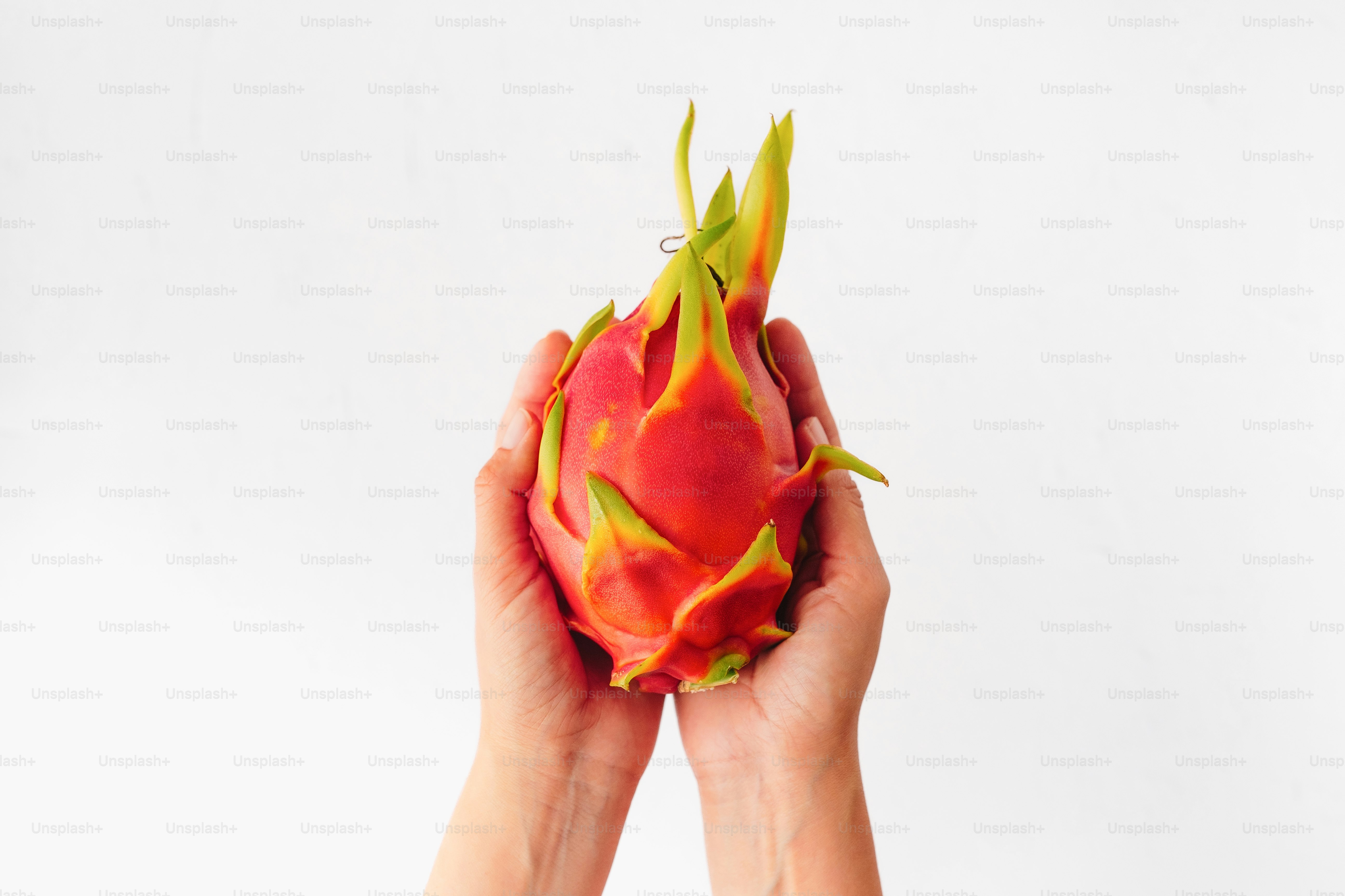 Eine Person, die eine Frucht in den Händen hält