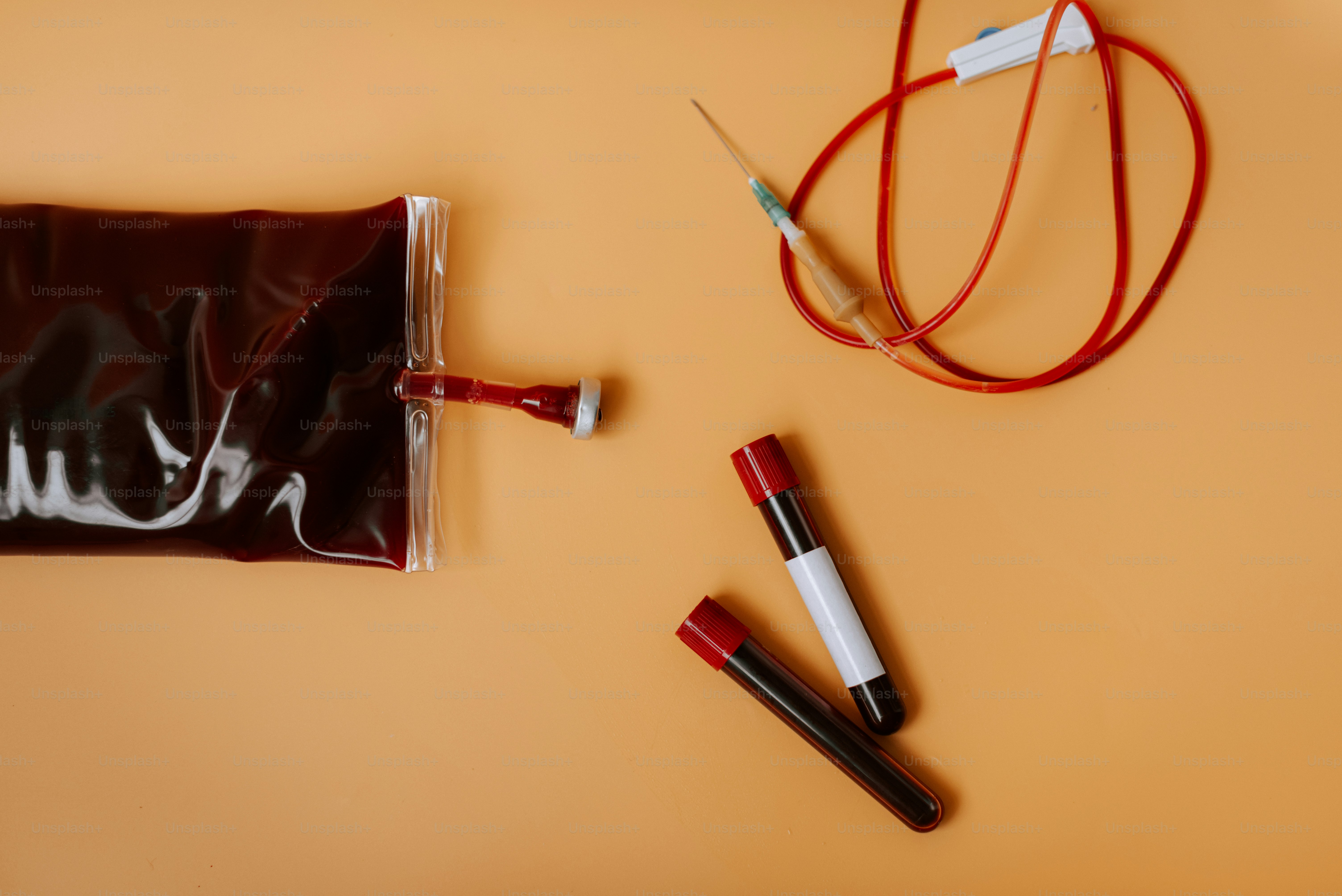 Der Inhalt einer Tasche wird auf dem Tisch ausgelegt