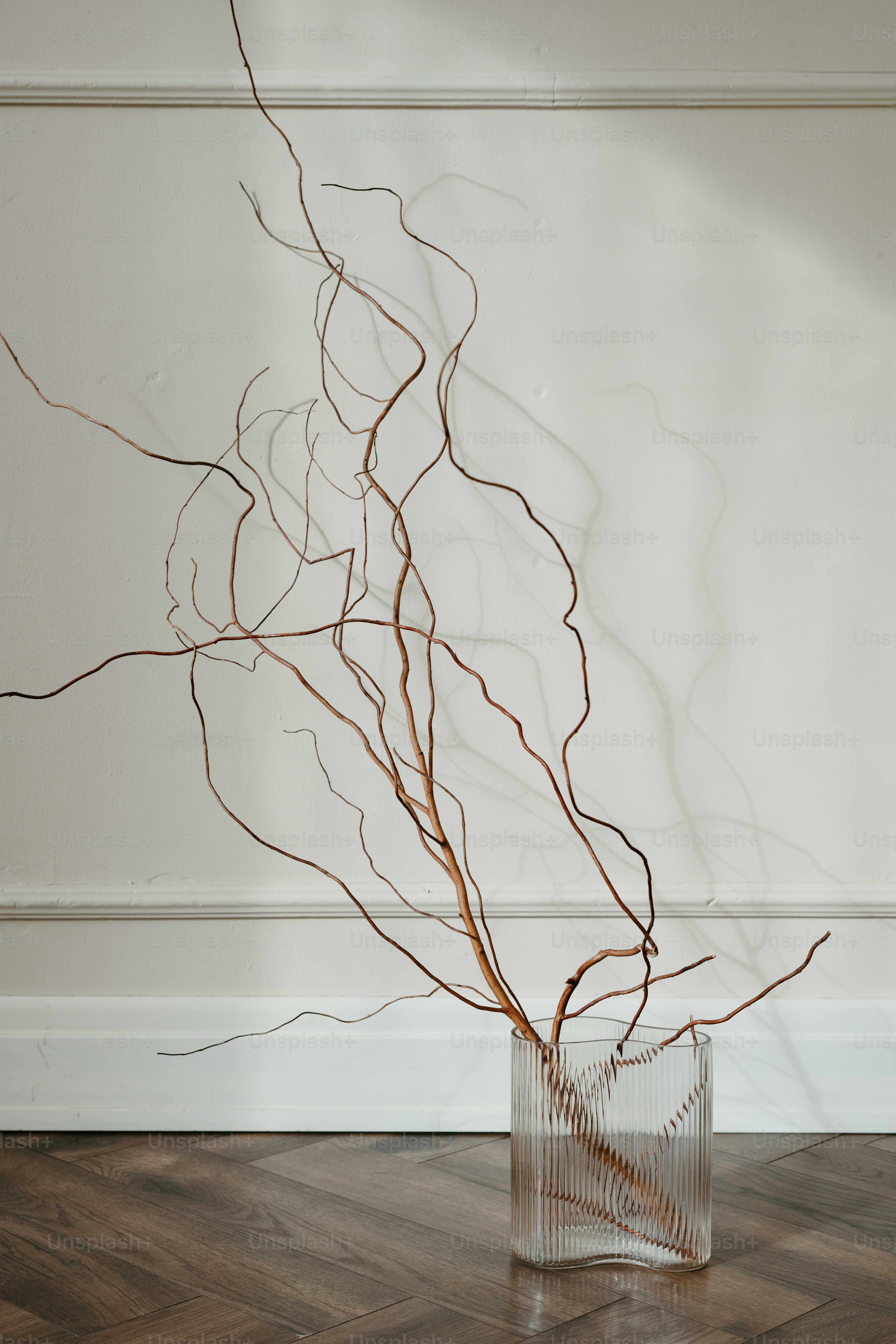 나무 바닥에 나뭇가지가 있는 꽃병