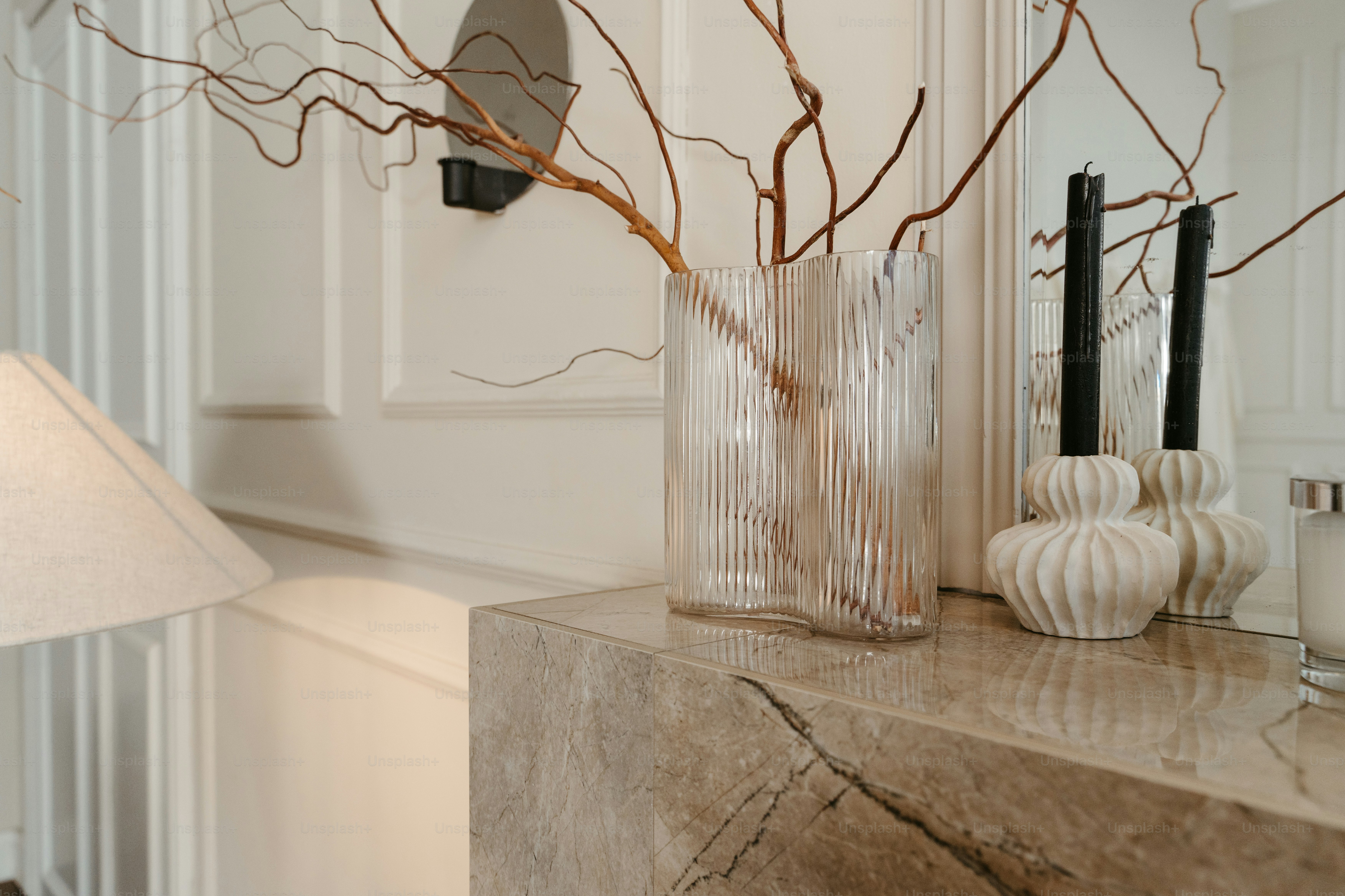 Un vase avec des branches à l’intérieur posé sur une table