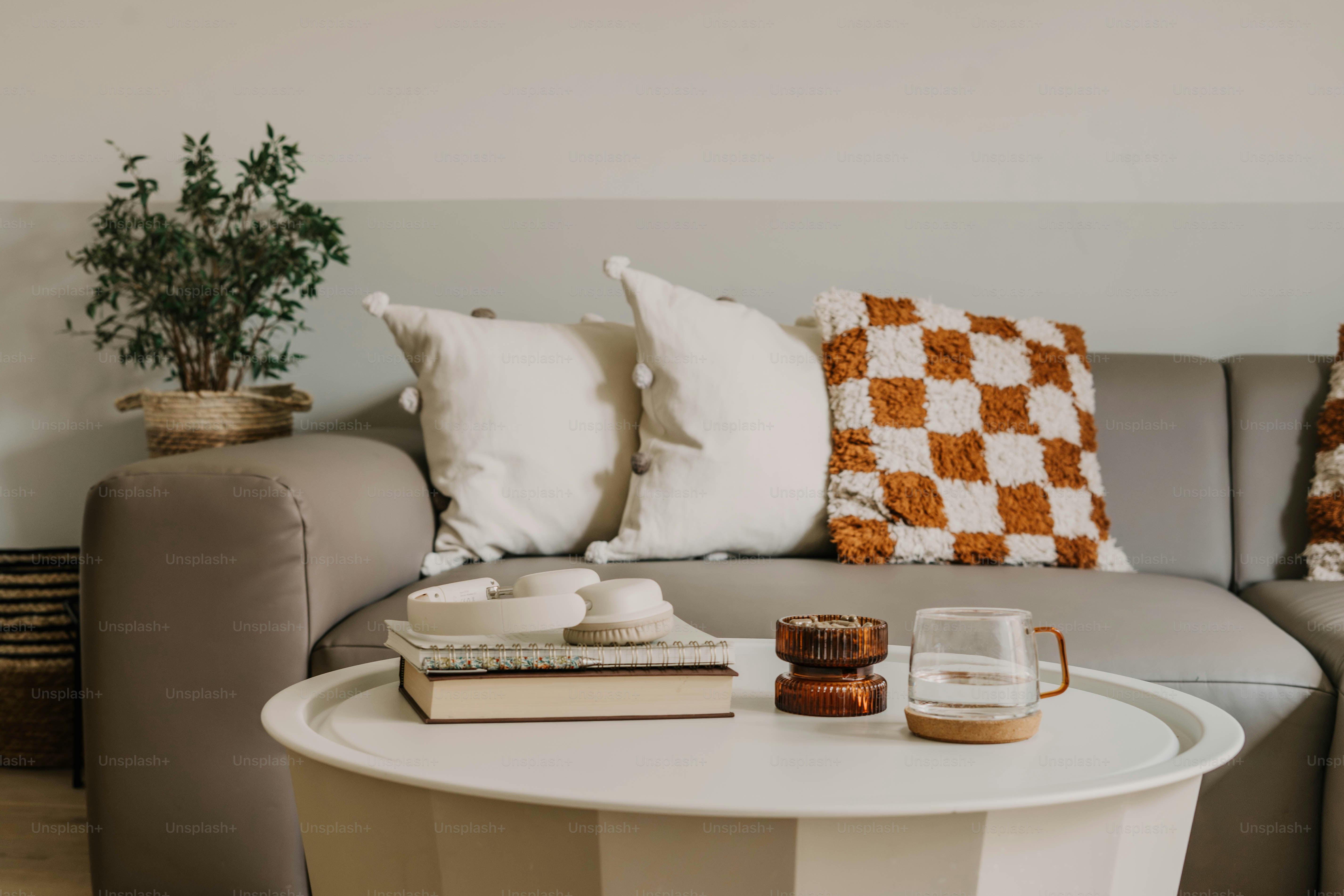 Ein Wohnzimmer mit zwei Sofas und einem Couchtisch