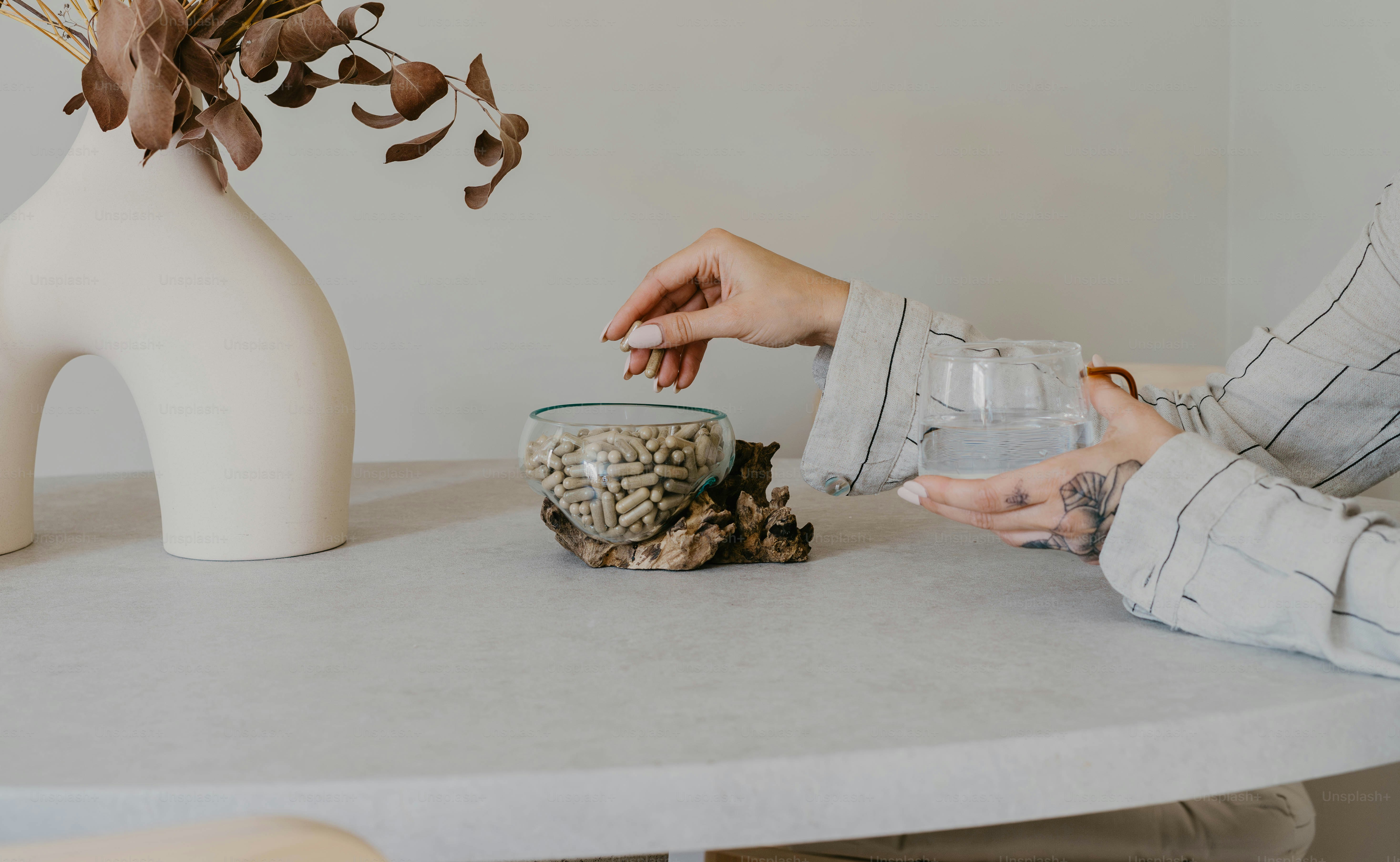 Eine Frau, die mit einer Schüssel Essen an einem Tisch sitzt