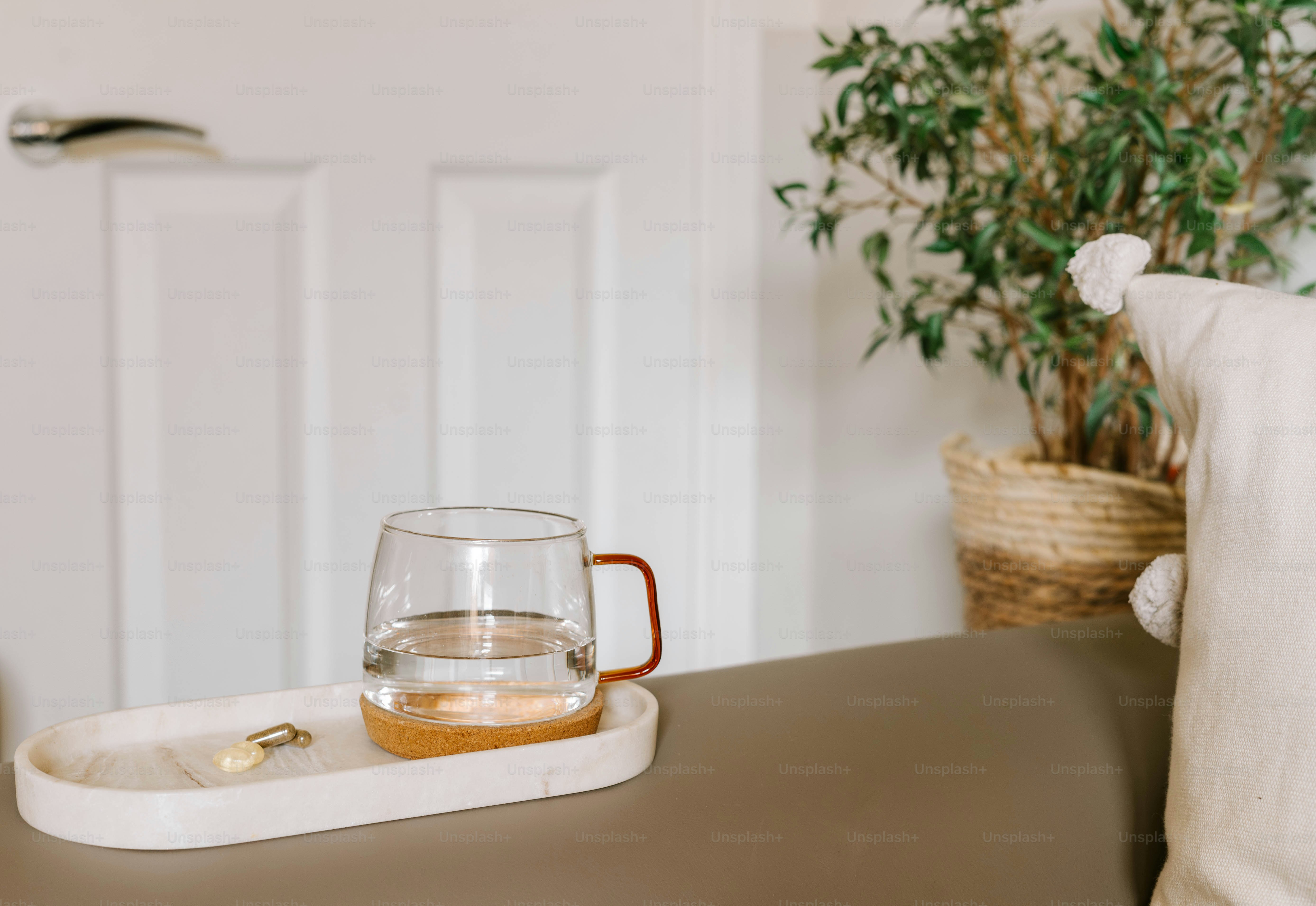Ein Tablett mit einem Glas und einem Ring darauf