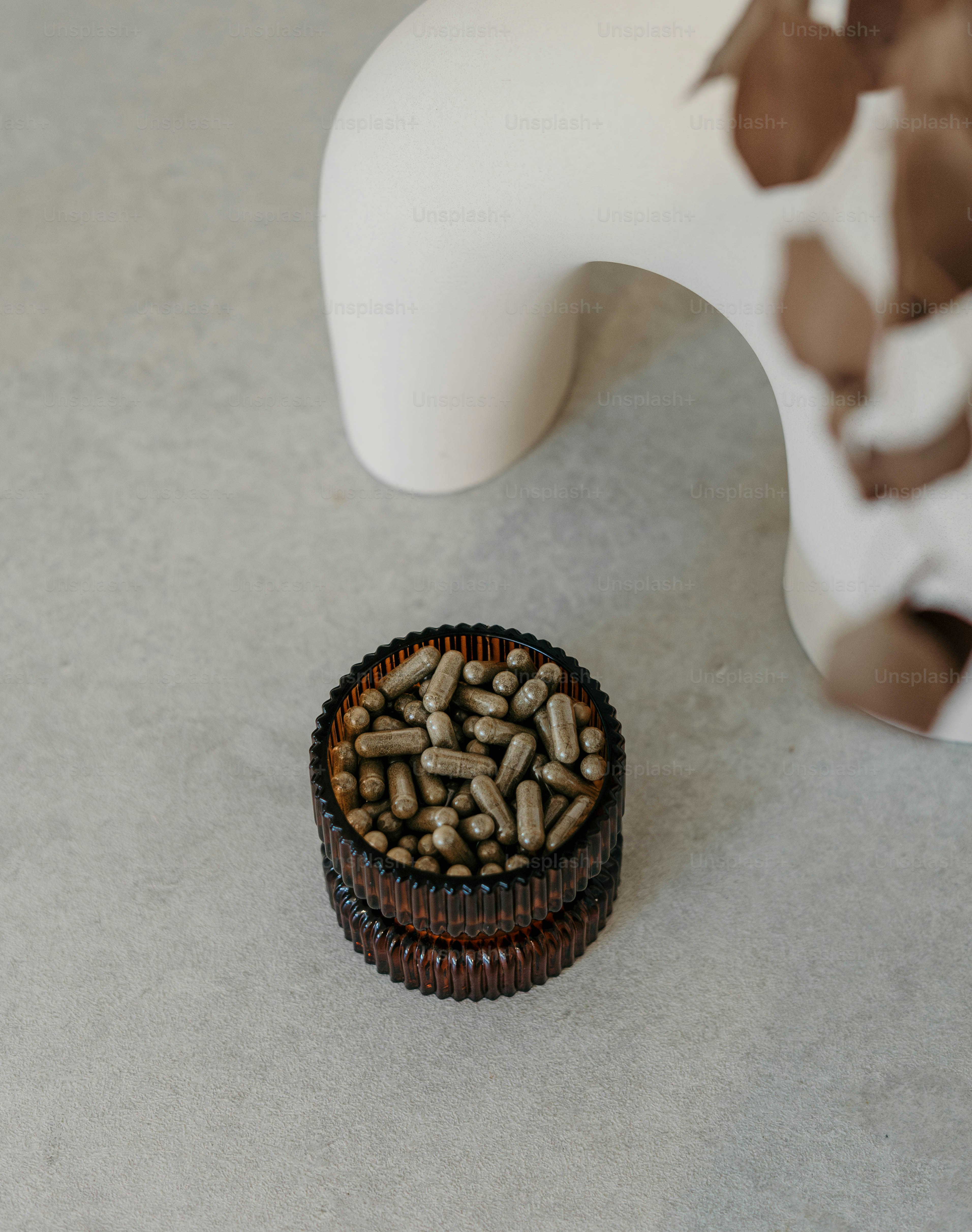 Ein kleiner Behälter gefüllt mit vielen Nüssen auf einem Tisch