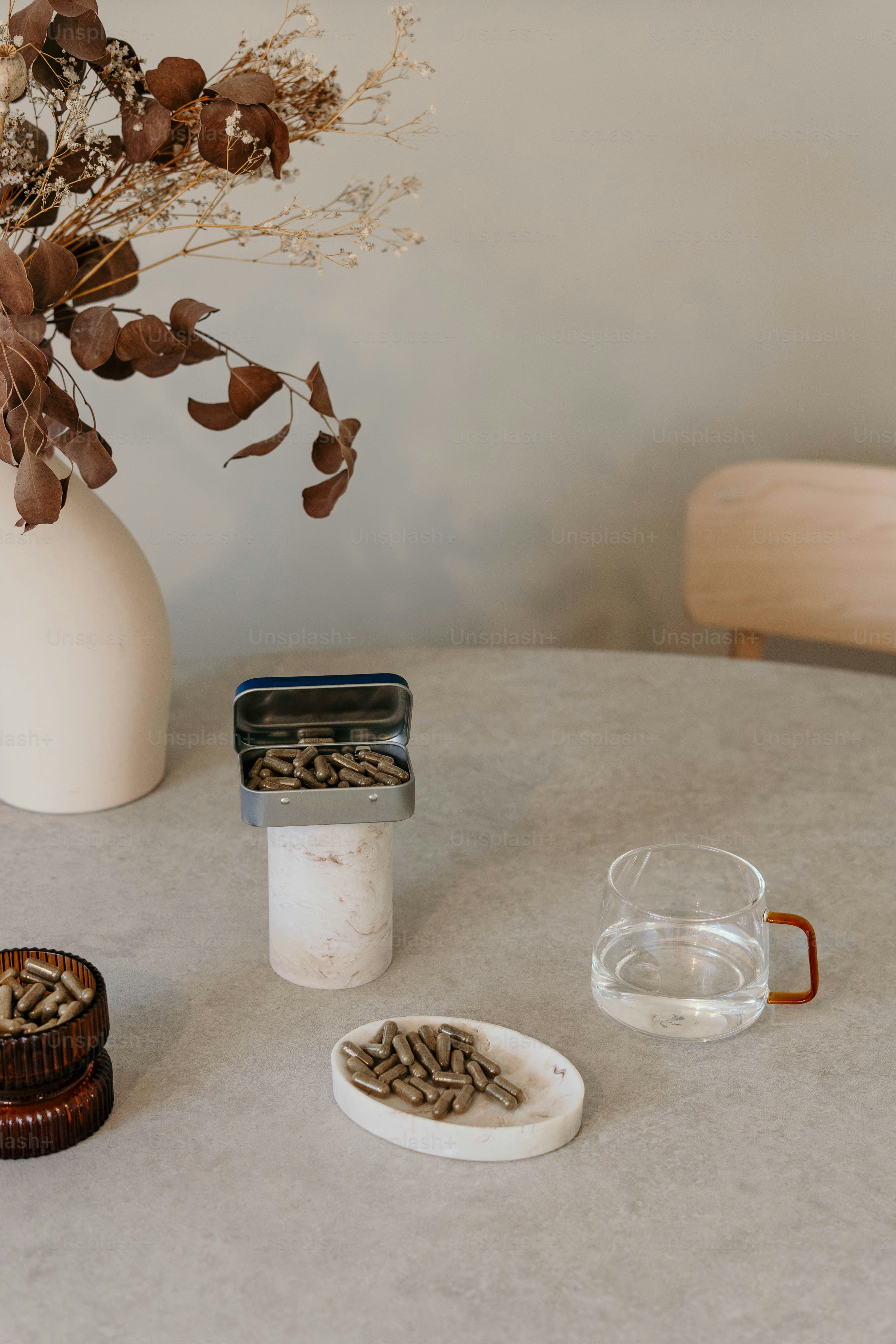 Ein Tisch mit einer Vase voller Blumen