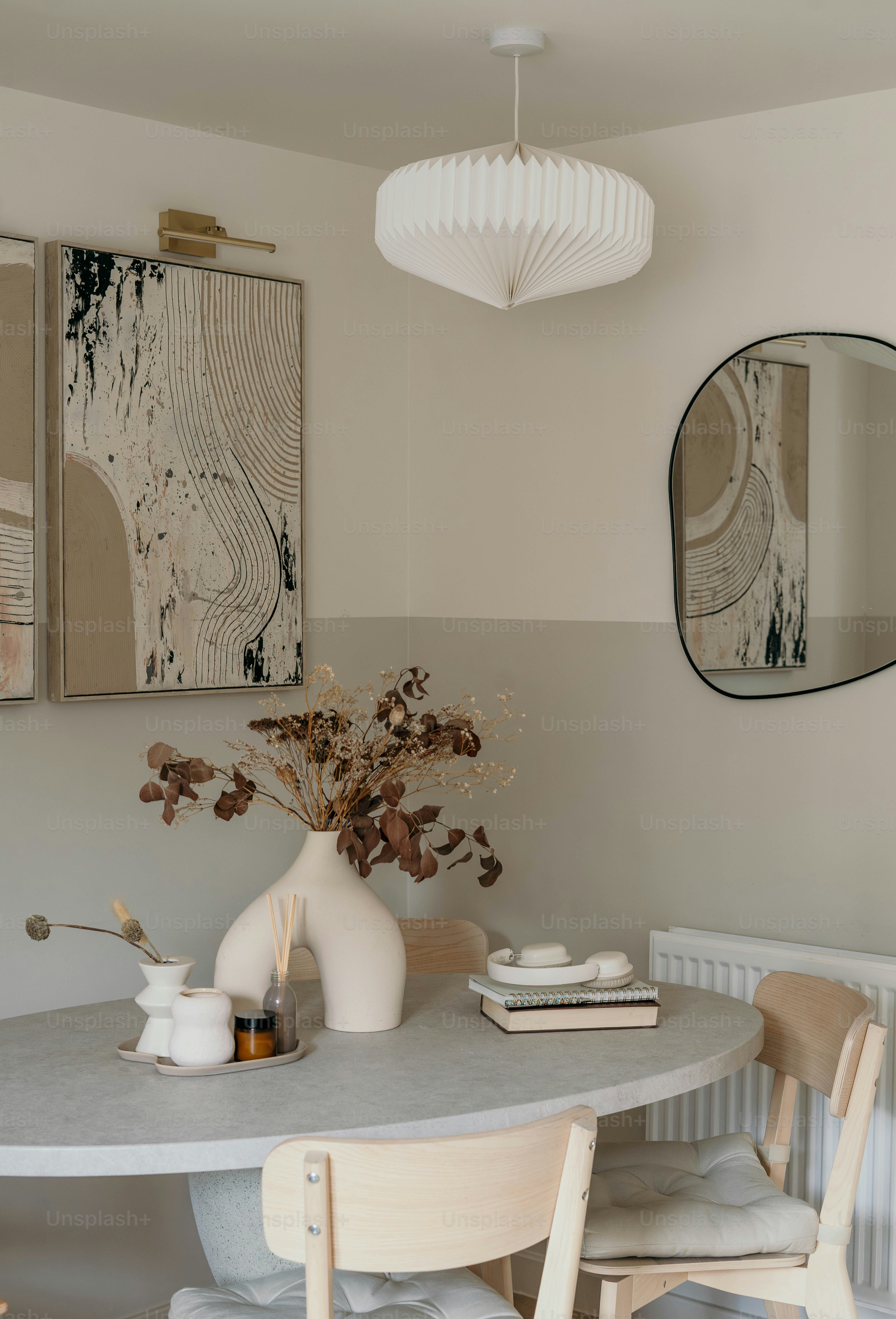 Ein Esszimmertisch mit einer Vase mit Blumen darauf