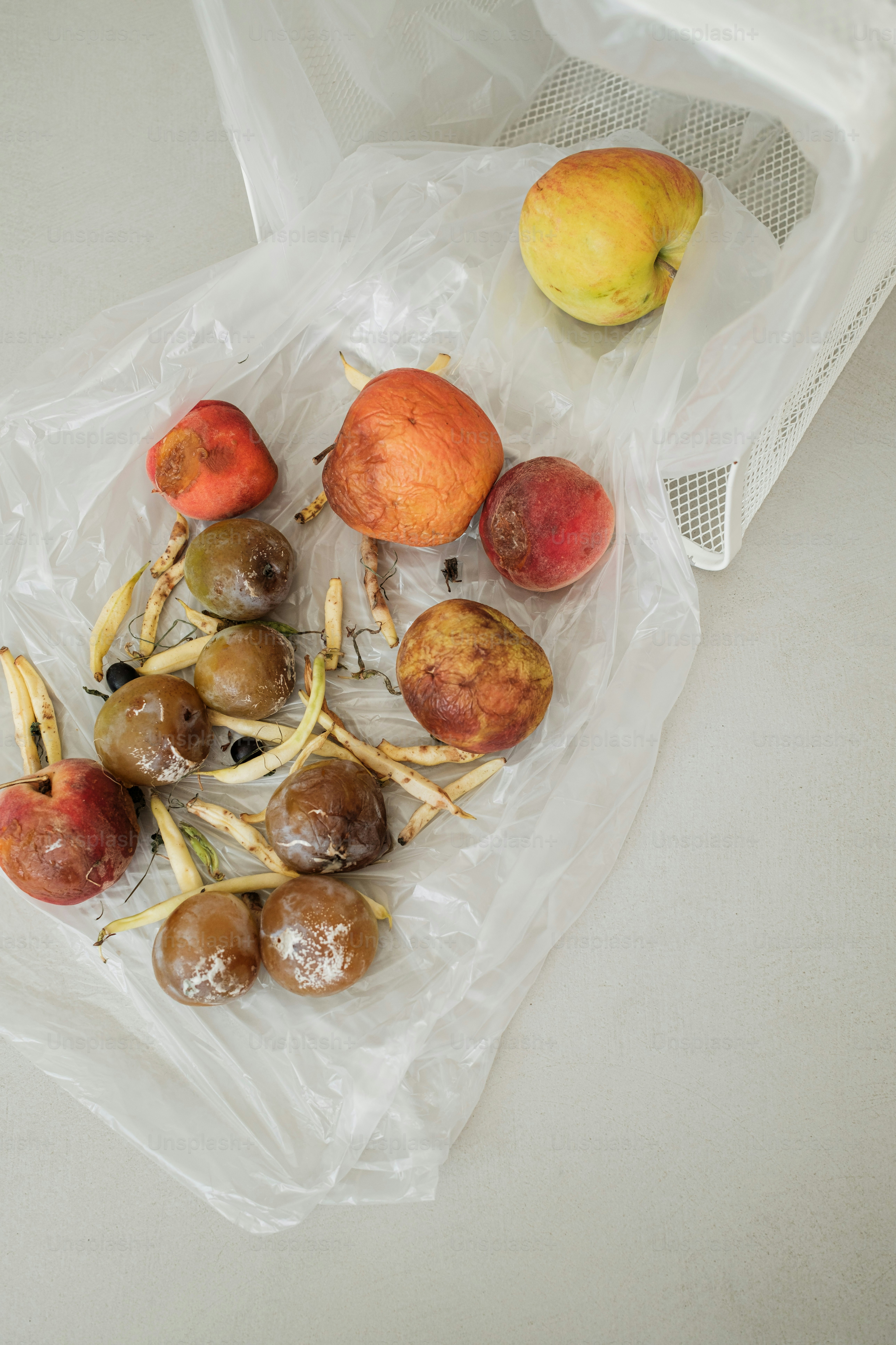 Eine mit Obst gefüllte Plastiktüte auf einem Tisch