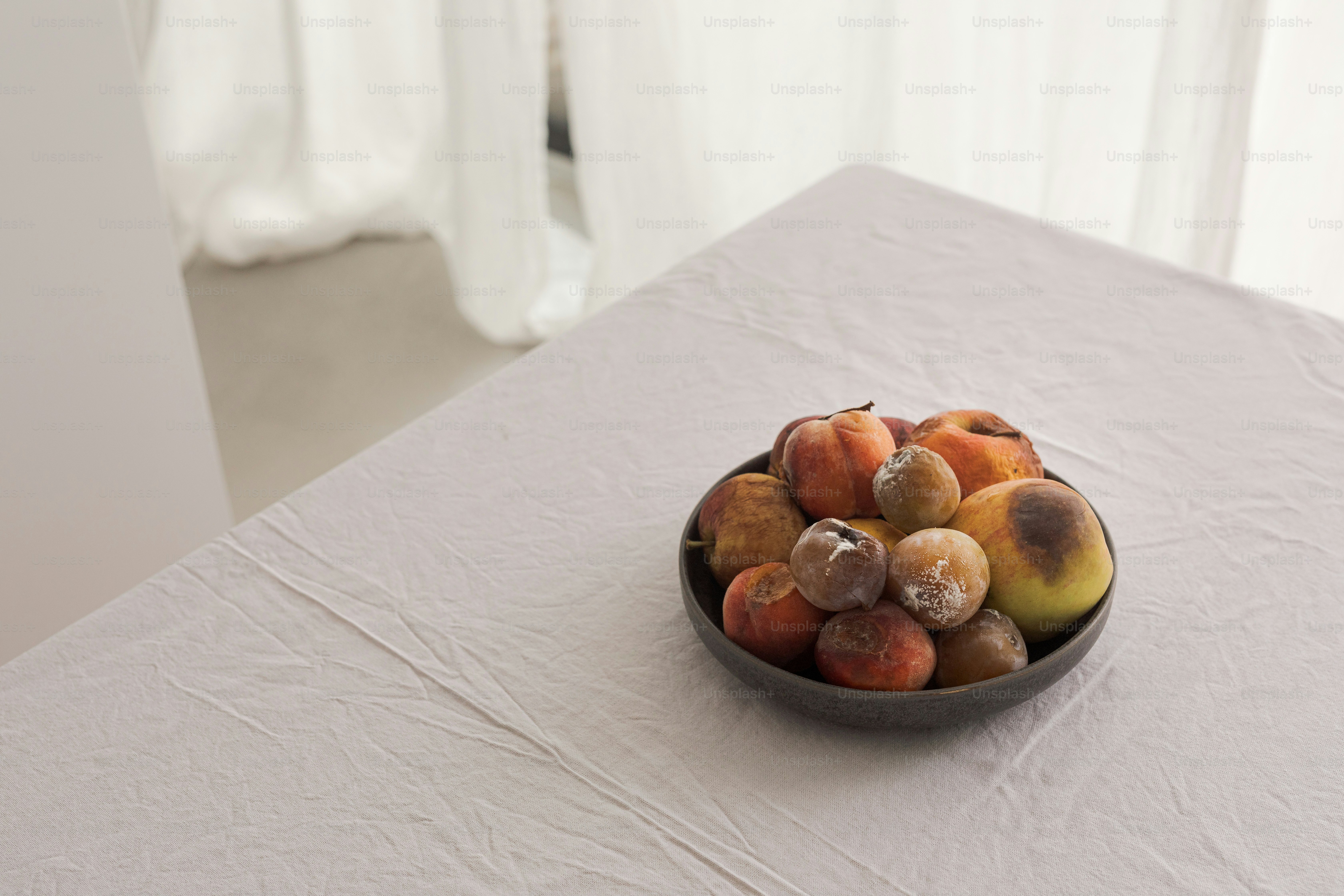 Eine Schale mit Obst steht auf einem Tisch