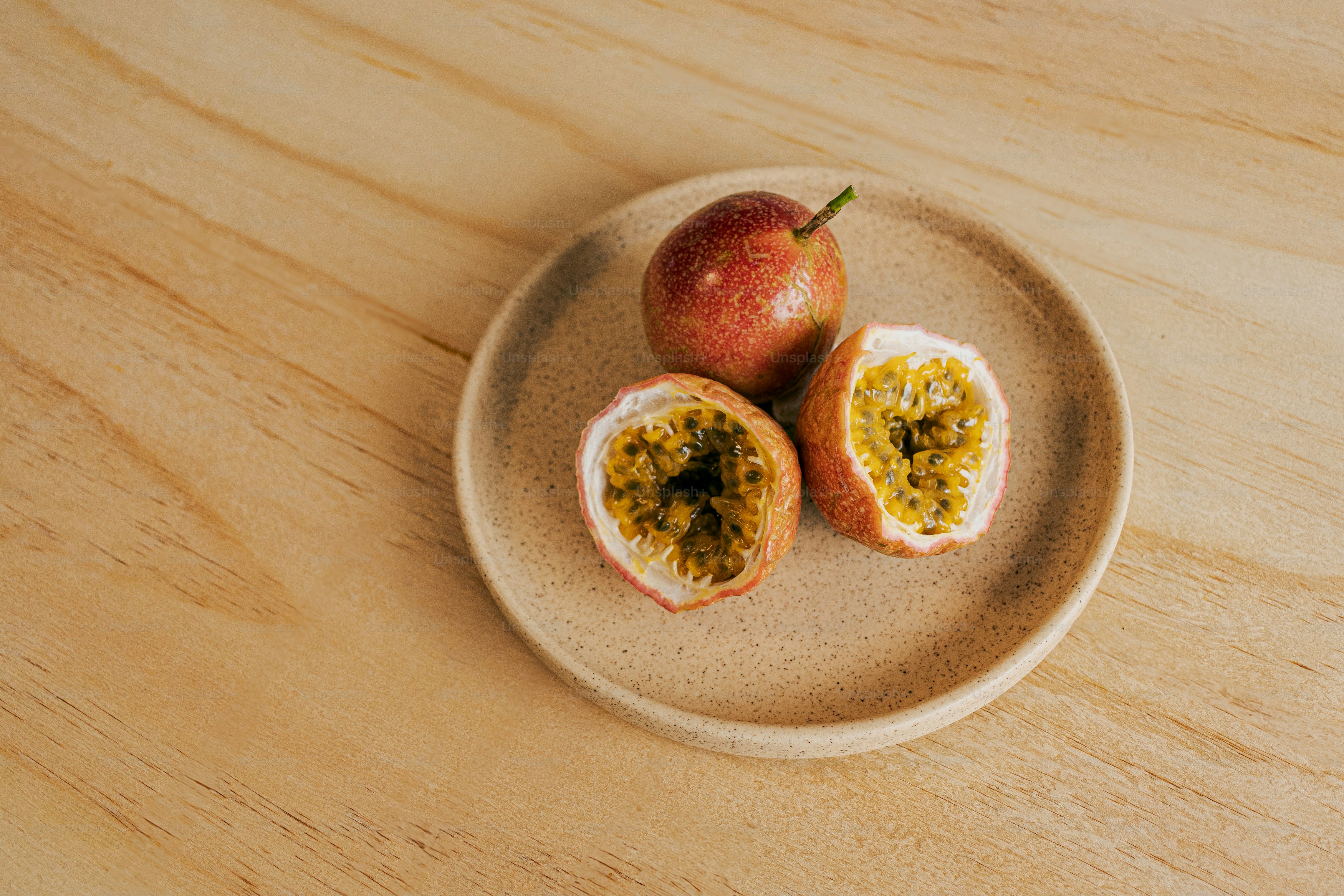 Deux morceaux de fruits sur une assiette sur une table en bois