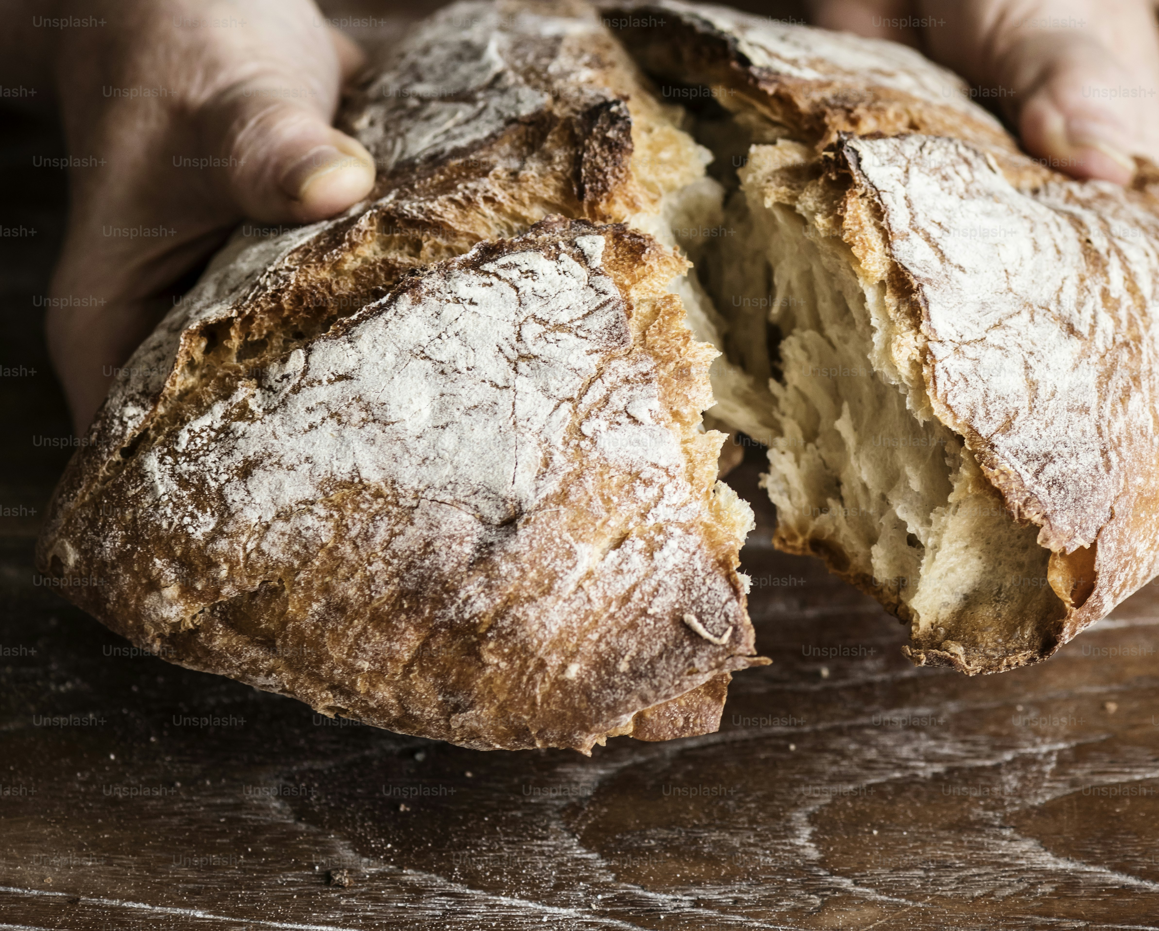 Strappare una pagnotta di pane fotografia ricetta idea