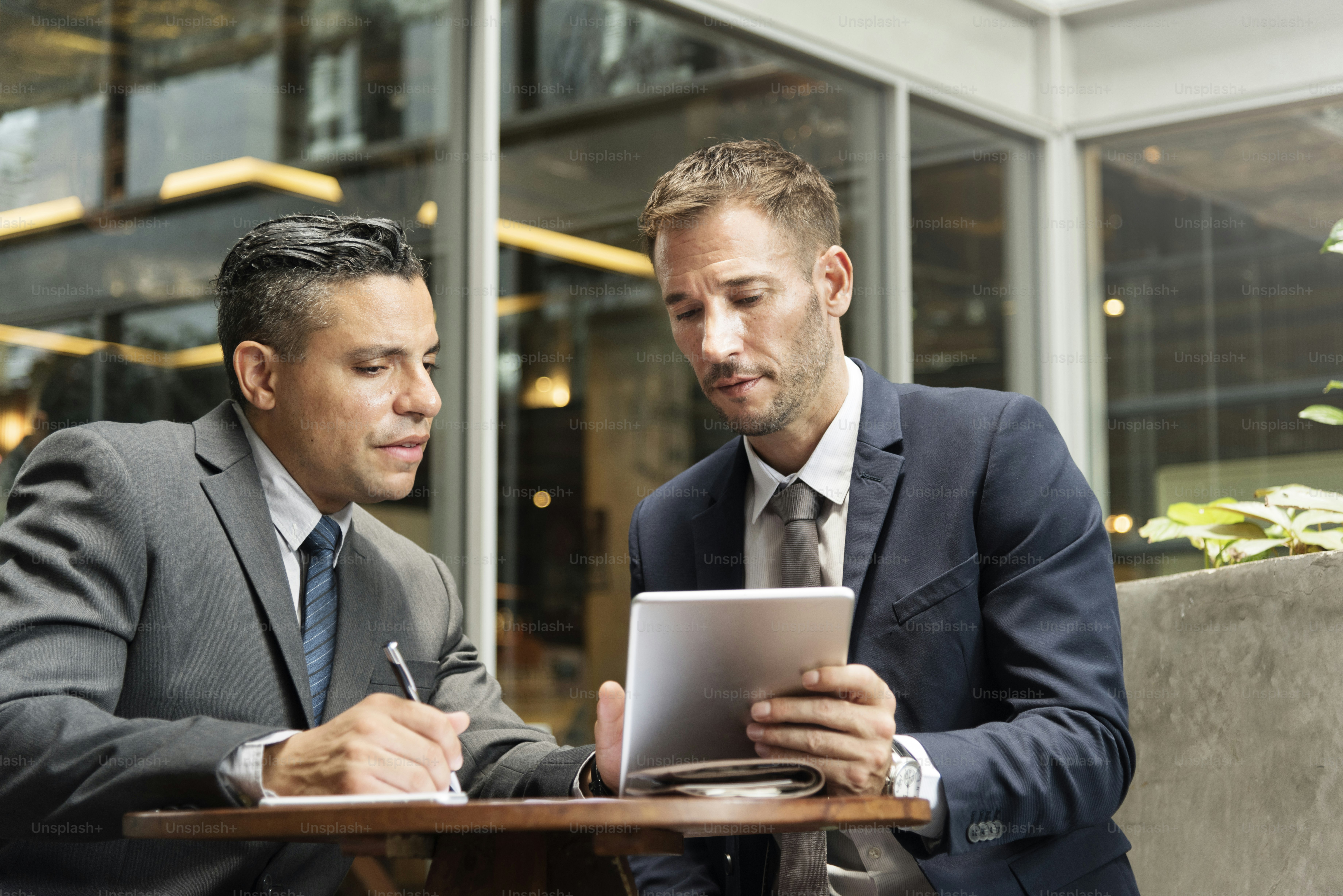 Concepto de tableta de reunión de hombres de negocios