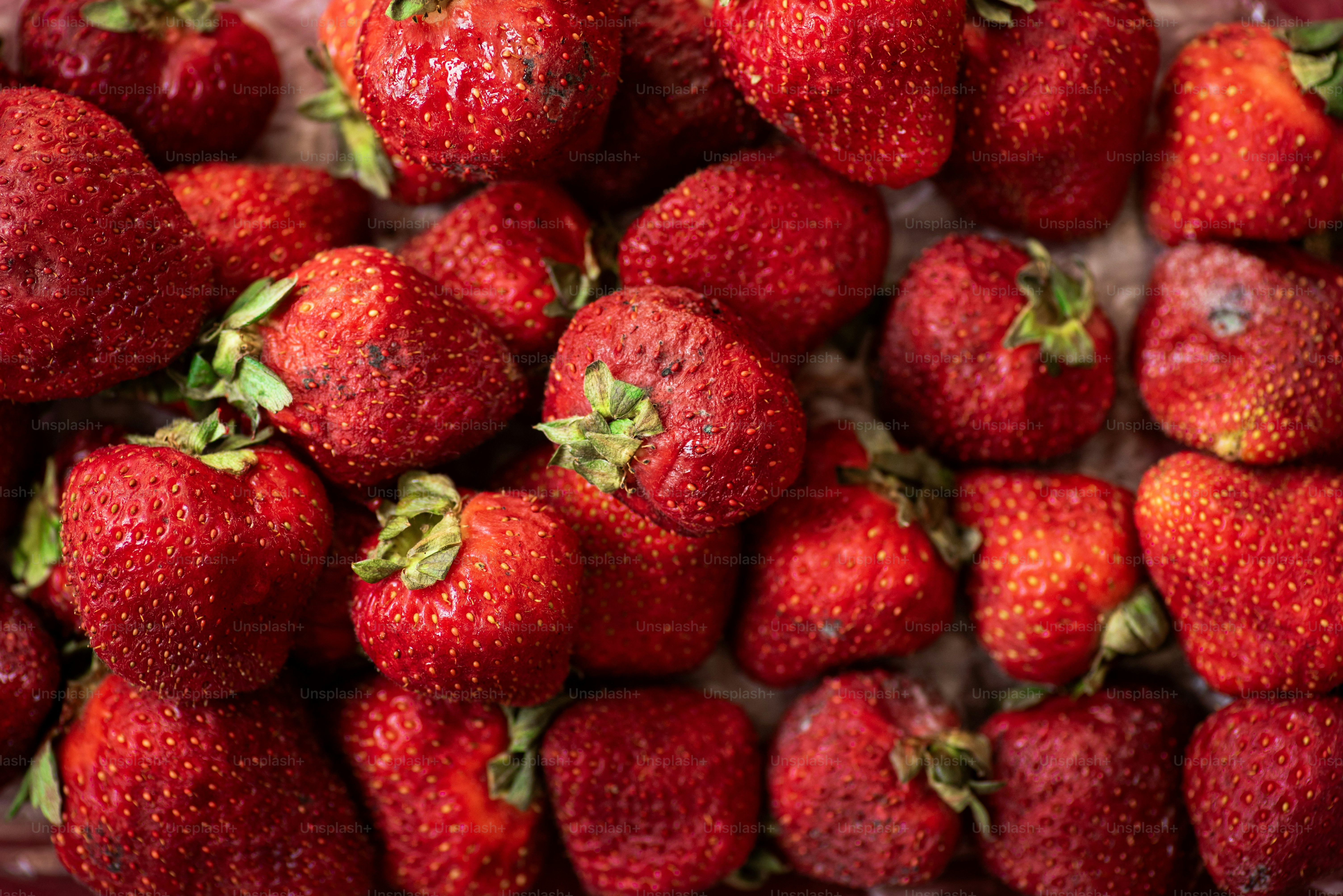 Un montón de fresas encima de una mesa
