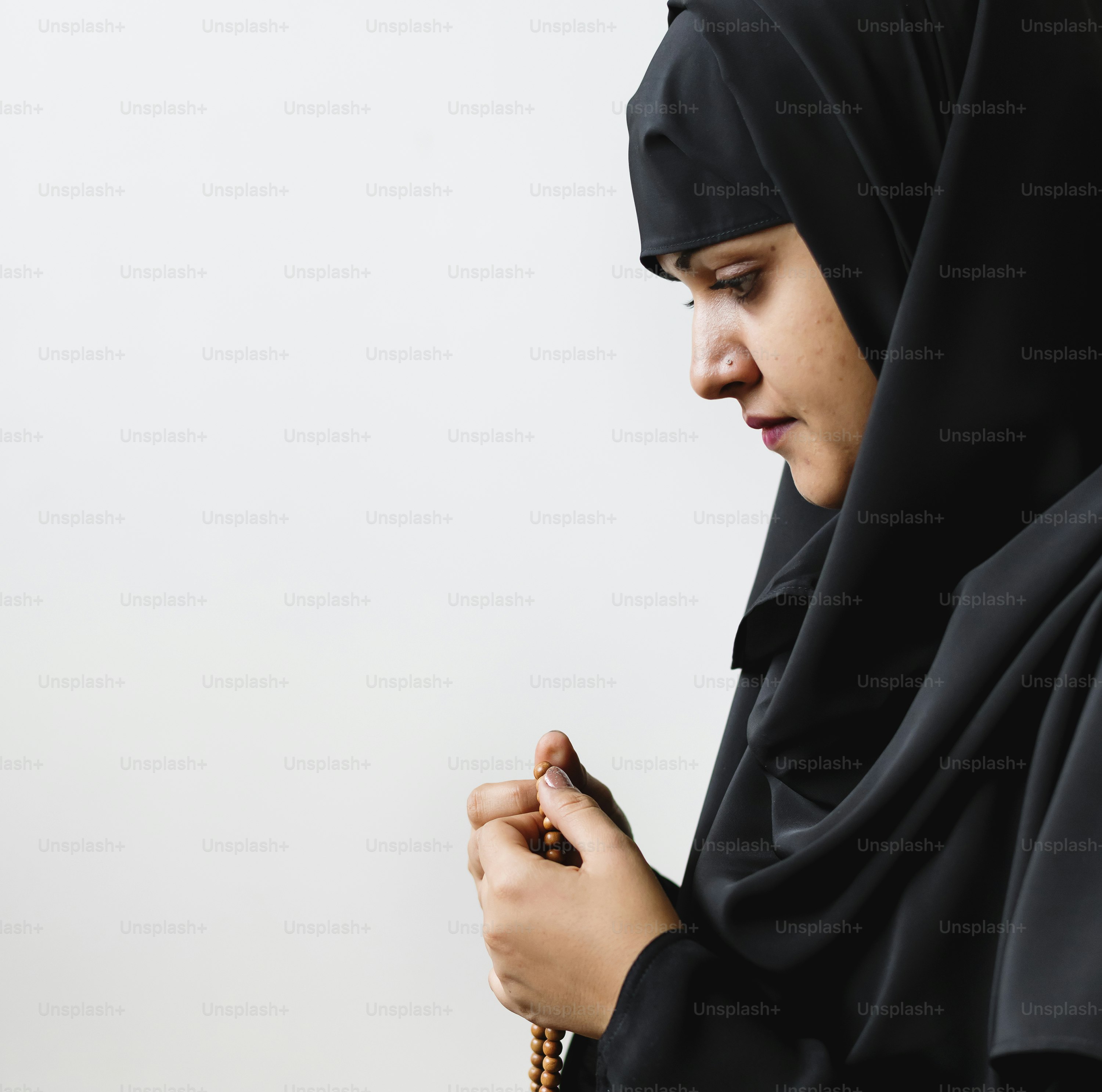 Wanita Muslim menggunakan misbaha untuk melacak penghitungan di tasbih