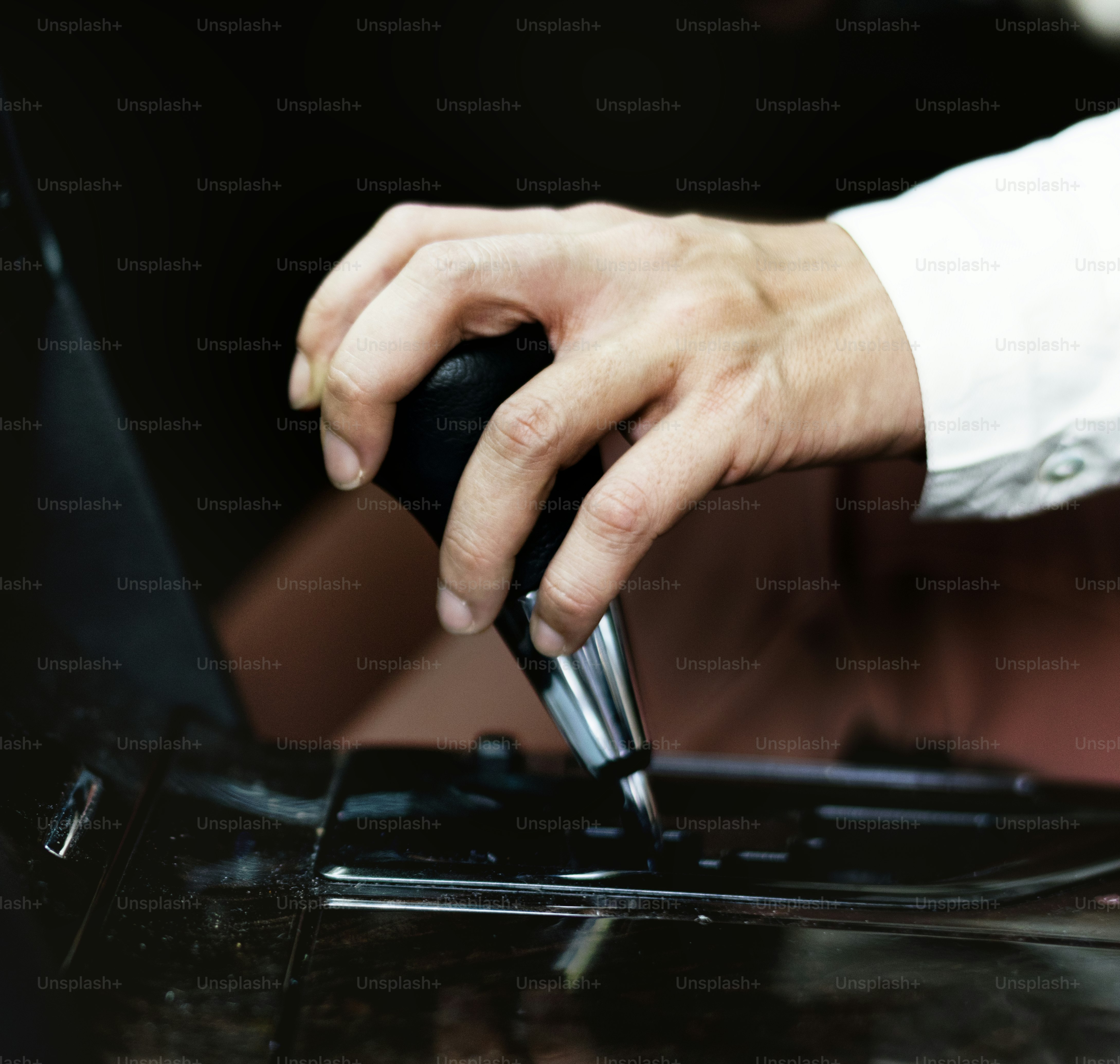 Frau hält sich an einem Schalthebel fest