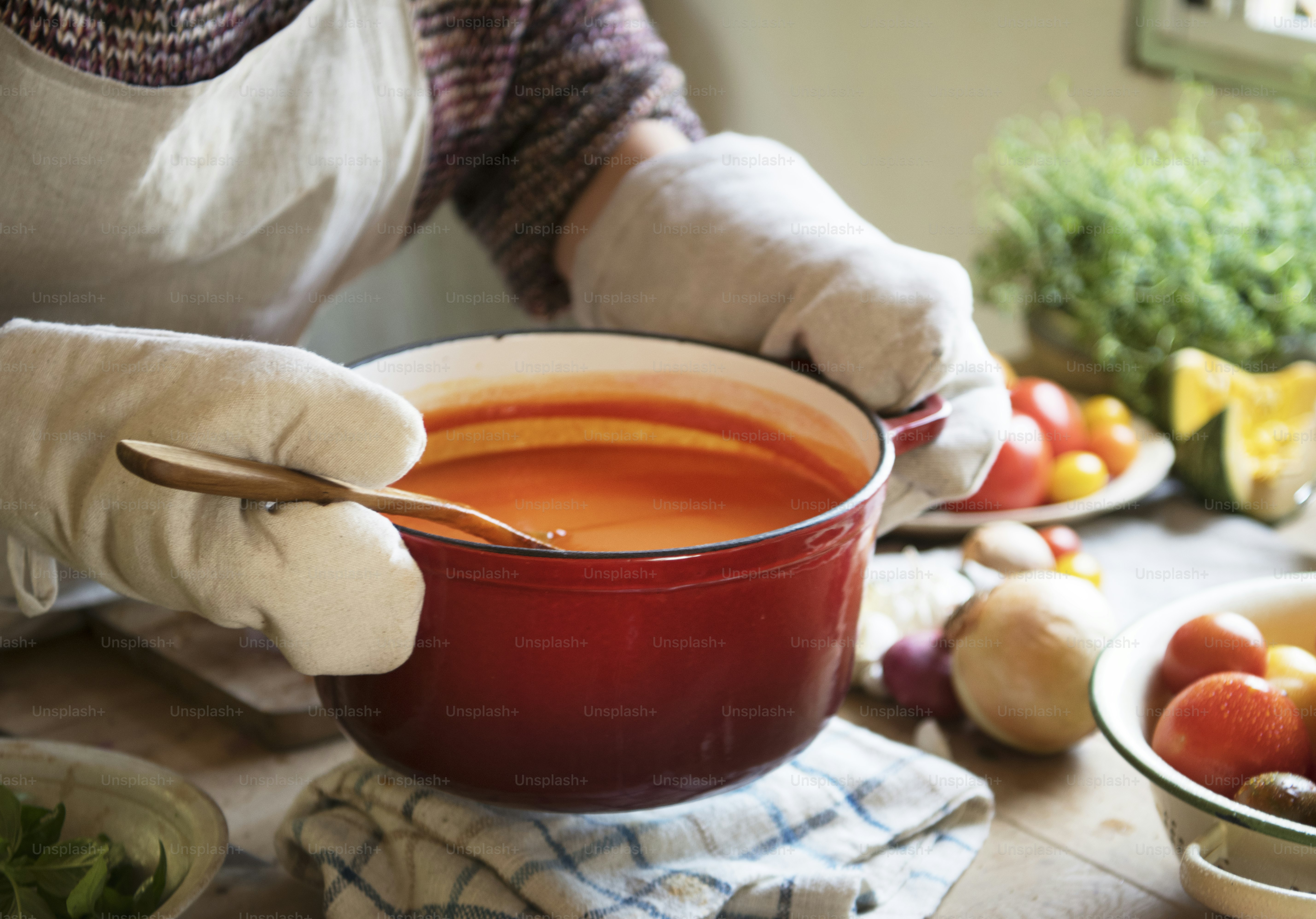 Eine Hausfrau, die Tomatensoße kocht, Lebensmittelfotografie, Rezeptidee