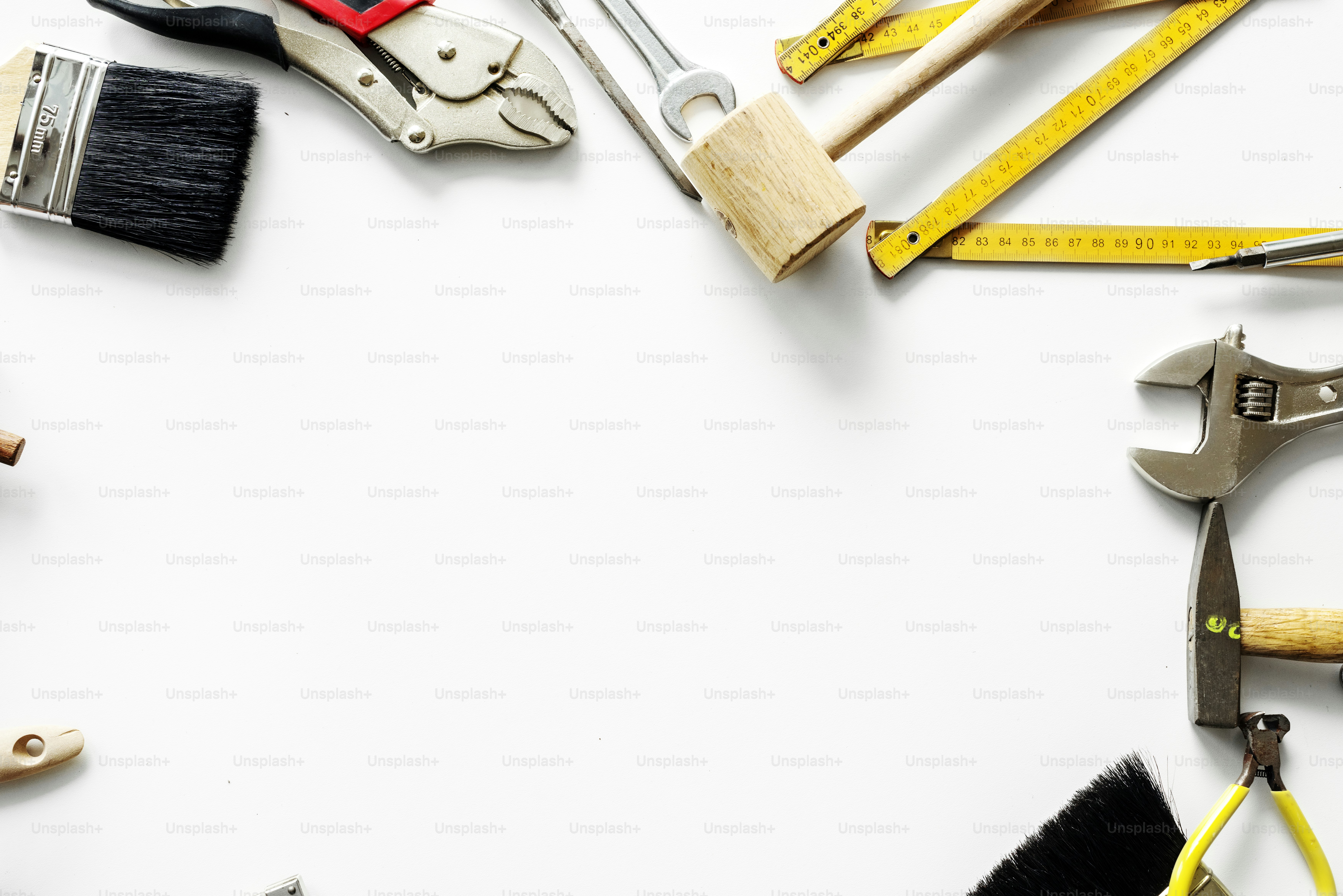 Posa piatta di vari strumenti tecnici isolati su sfondo bianco