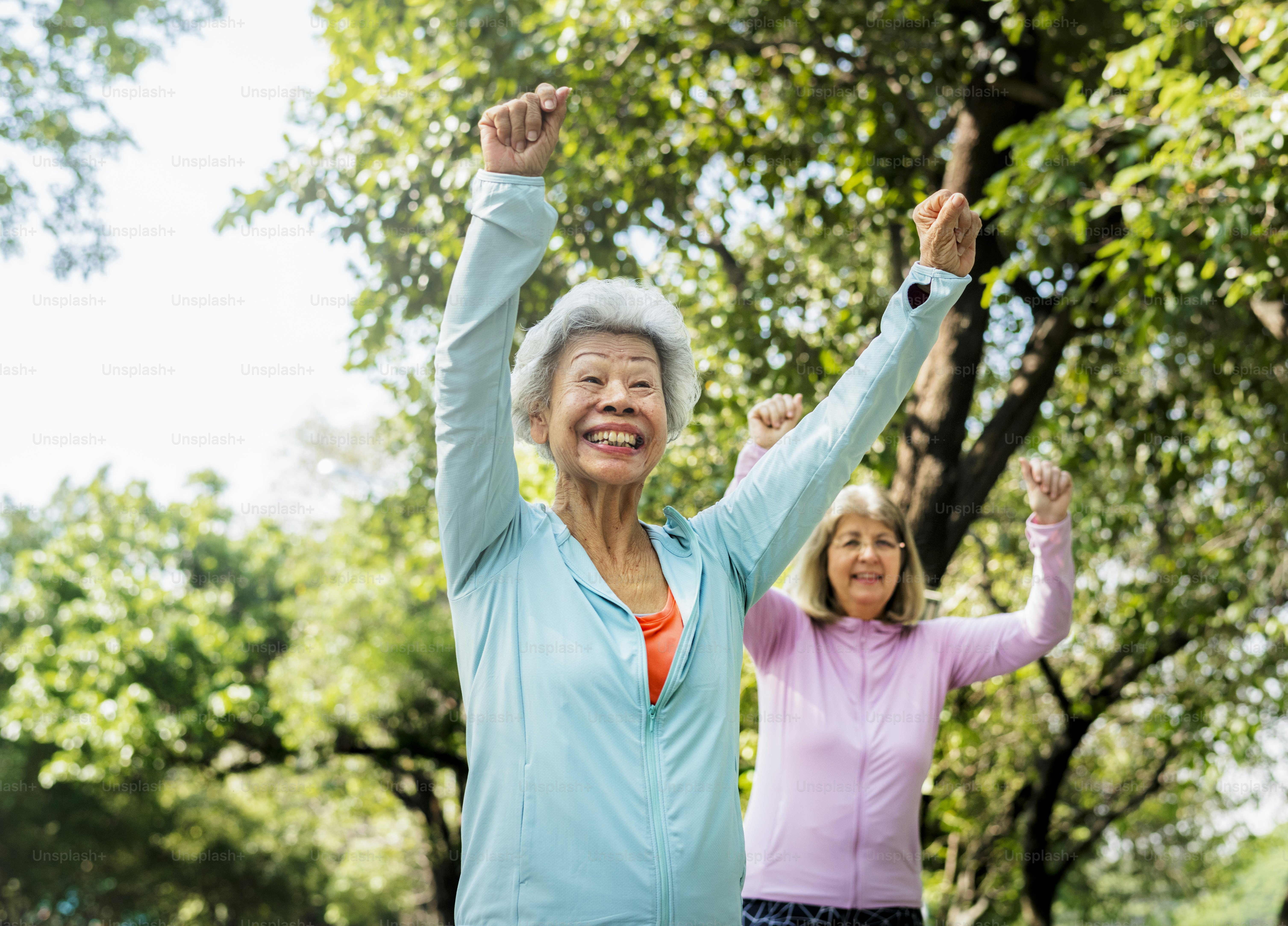 Ältere Freunde, die im Freien trainieren
