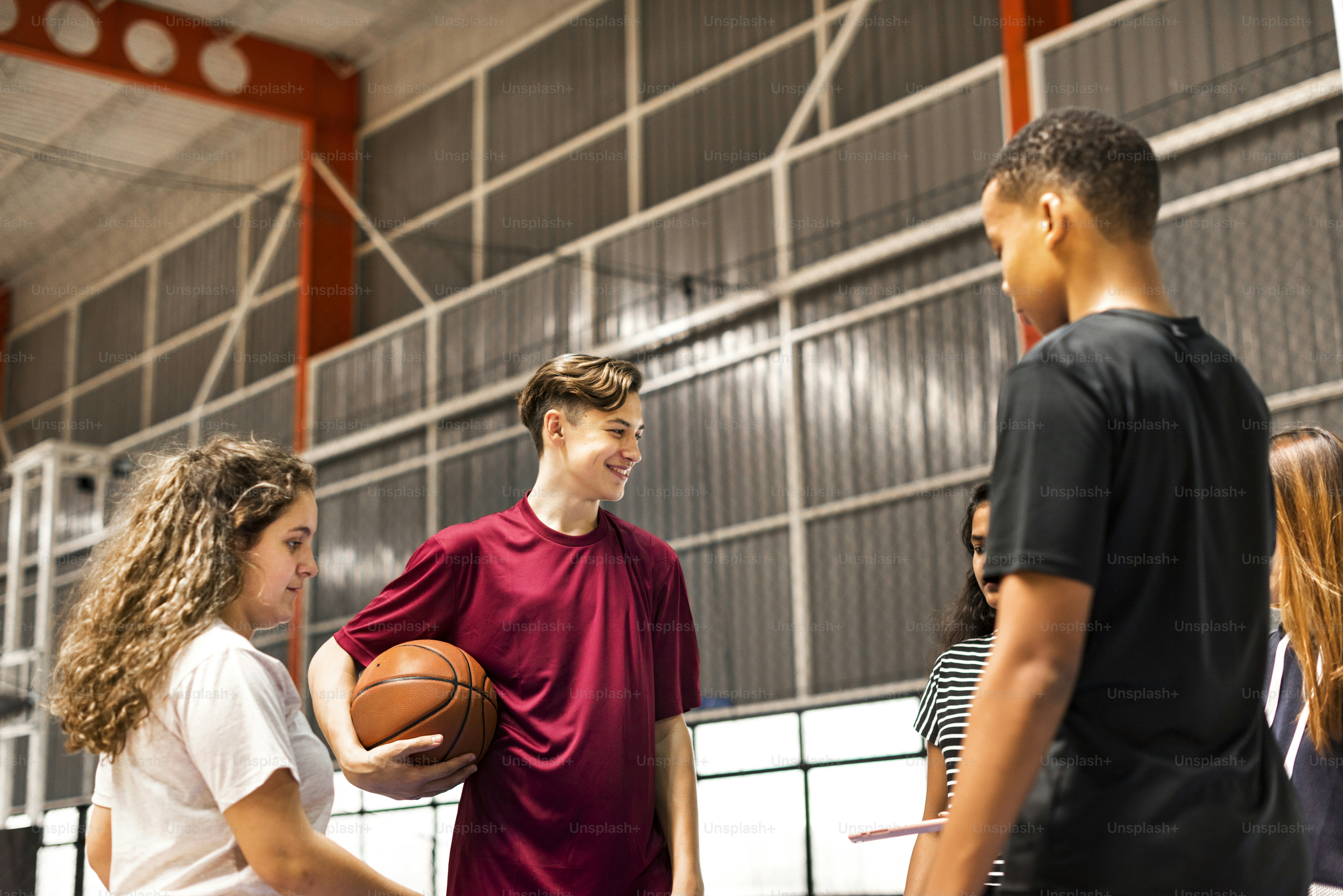 Groupe d'amis adolescents sur un terrain de basket en train de parler photo  – Image de Basket-ball sur Unsplash, image size:3000x2002