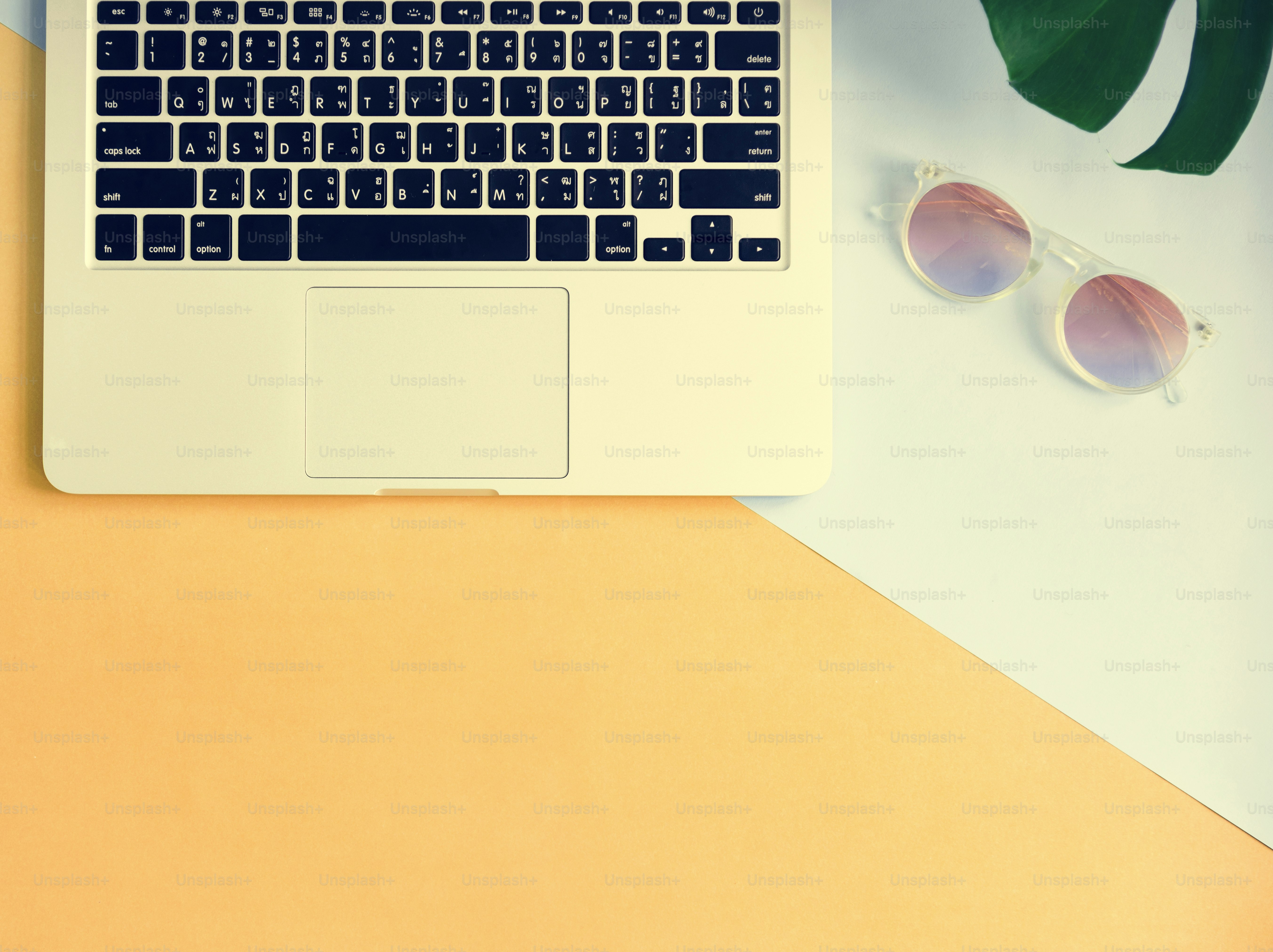 Conceito de férias de verão de praia de tecnologia de laptop