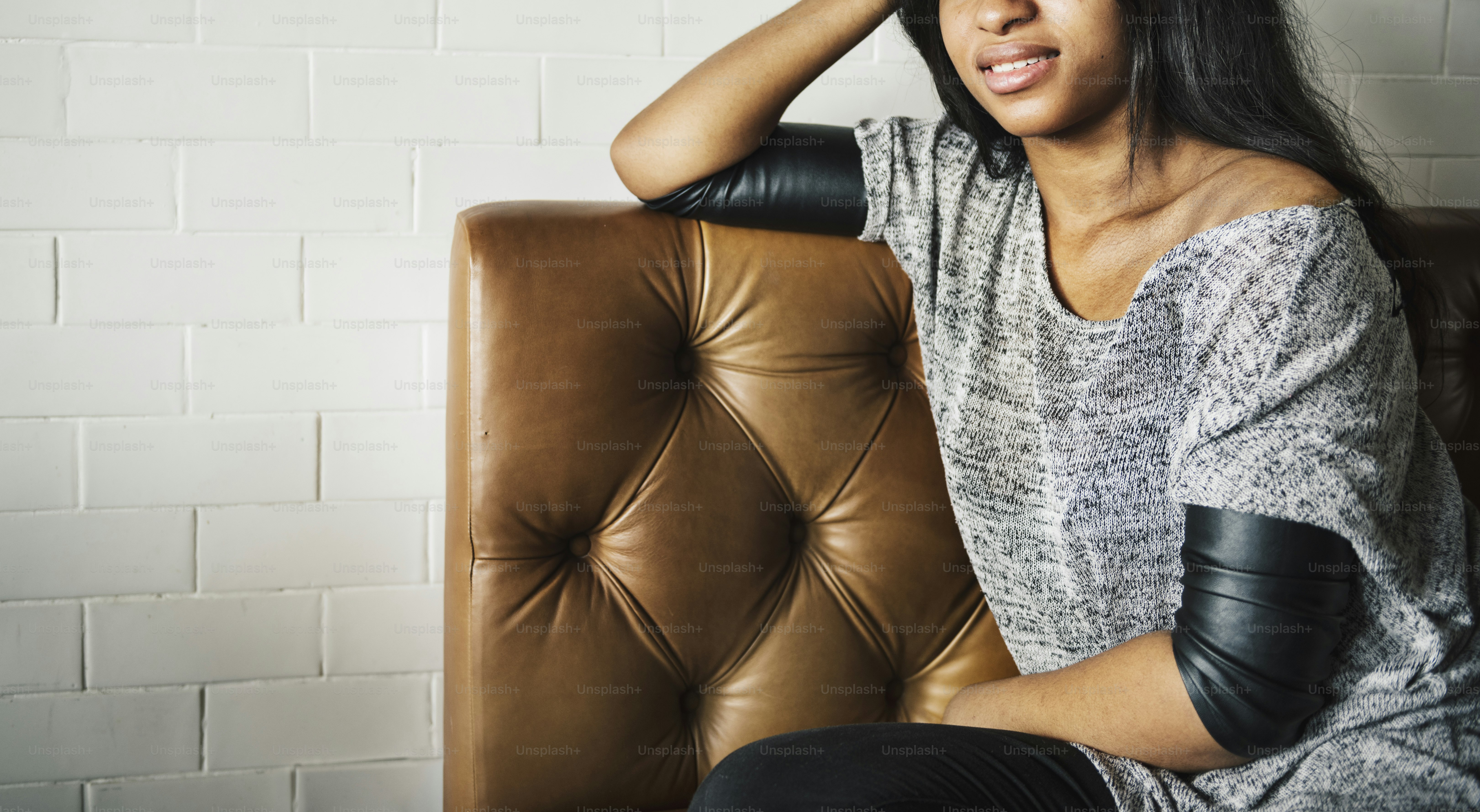 Concepto de chica femenina inteligente atractiva afroamericana