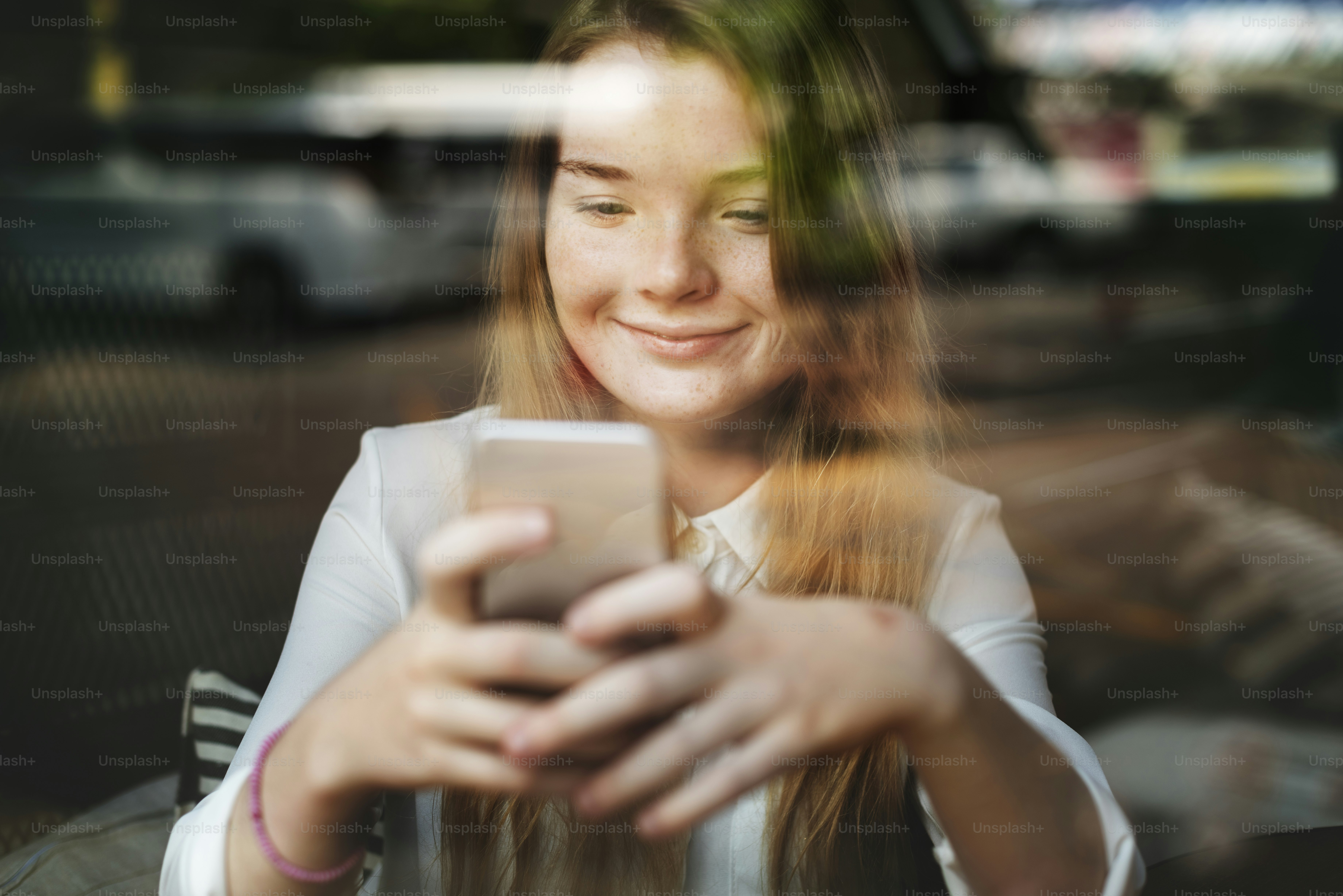 ソーシャルメディアの閲覧、かわいい女の子、若者文化、コンセプト