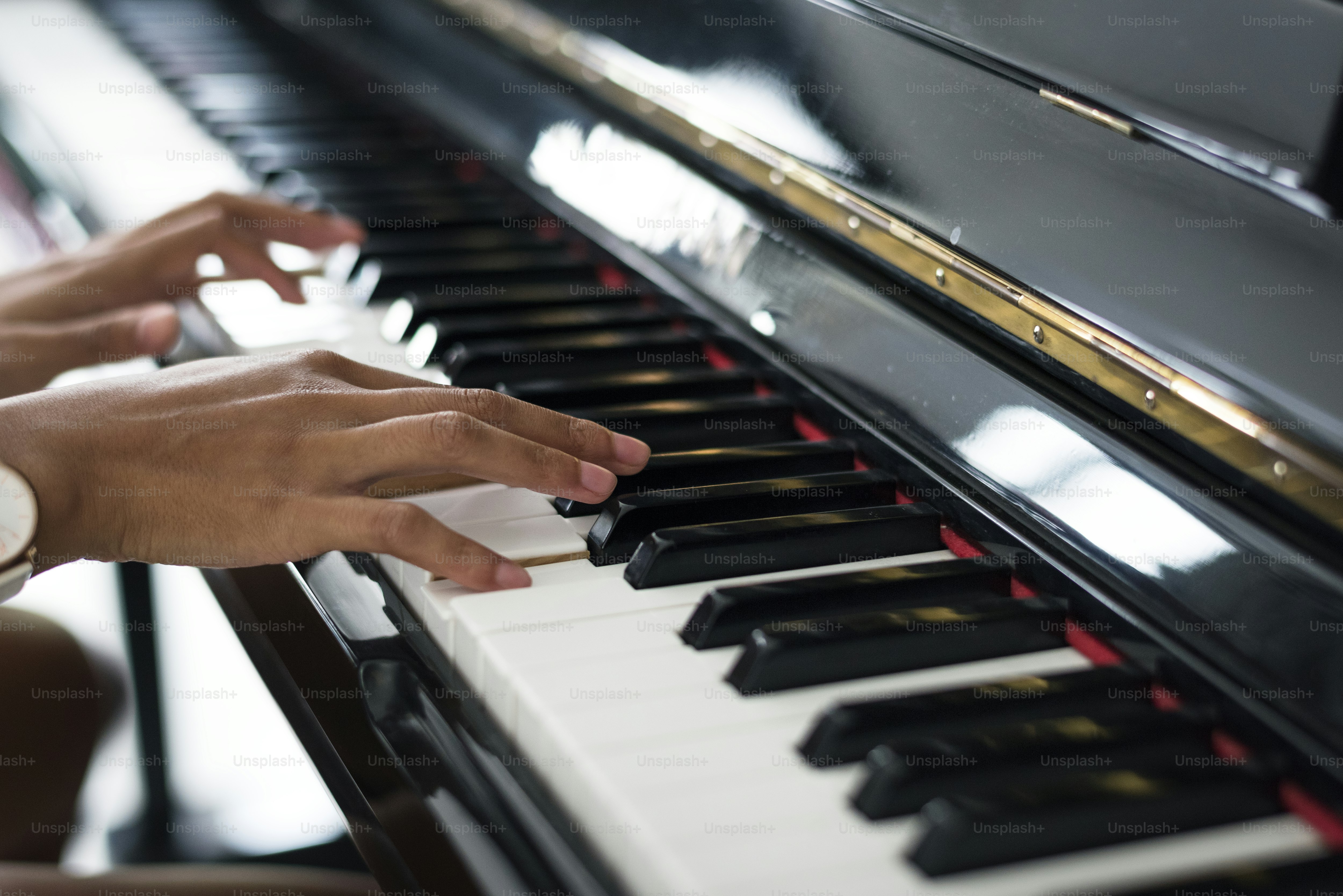 Mujer tocando en un piano