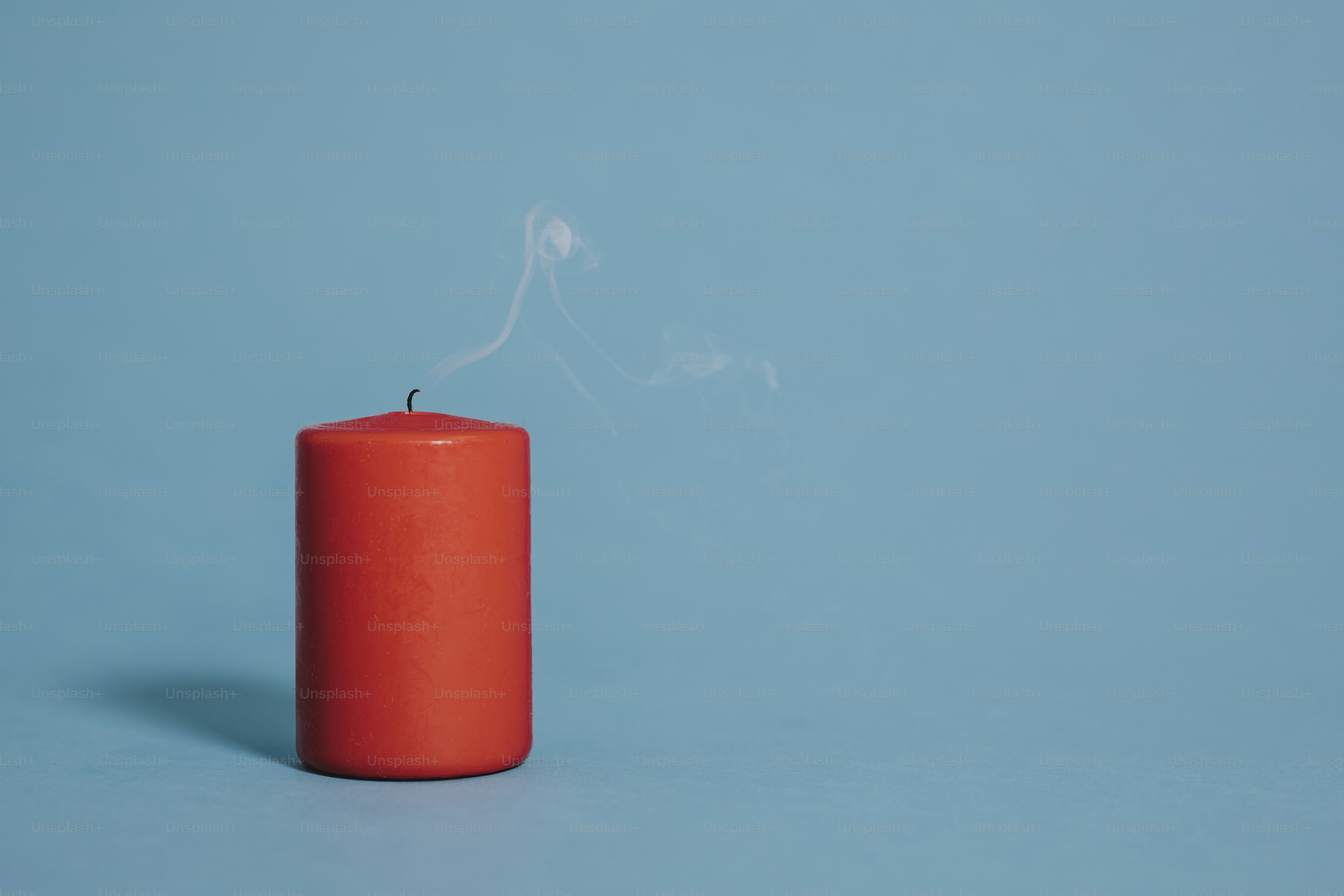 Rote Kerze mit verdampfenden Flammen