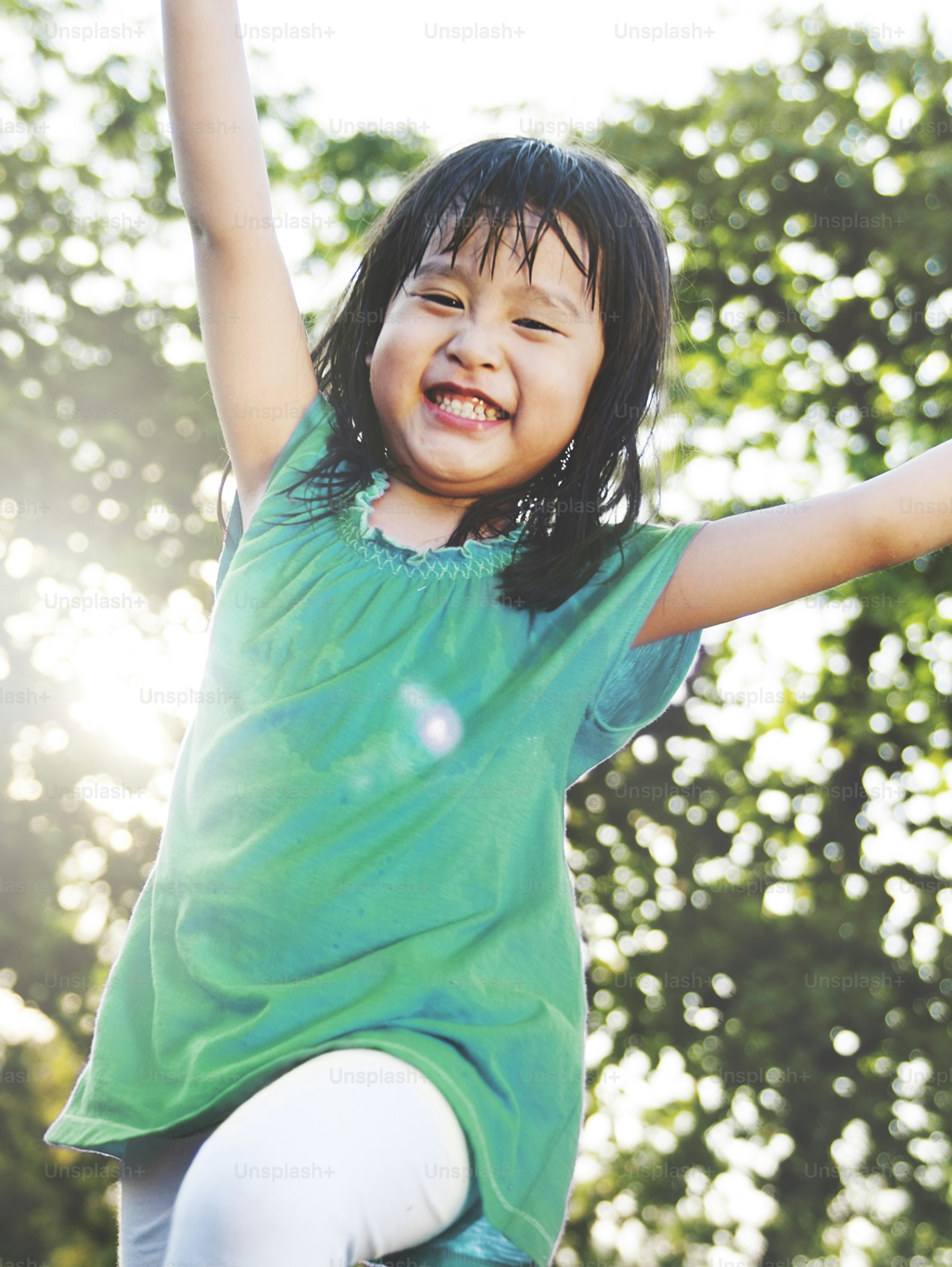 小さな女の子の幸せ楽しい休日のコンセプト
