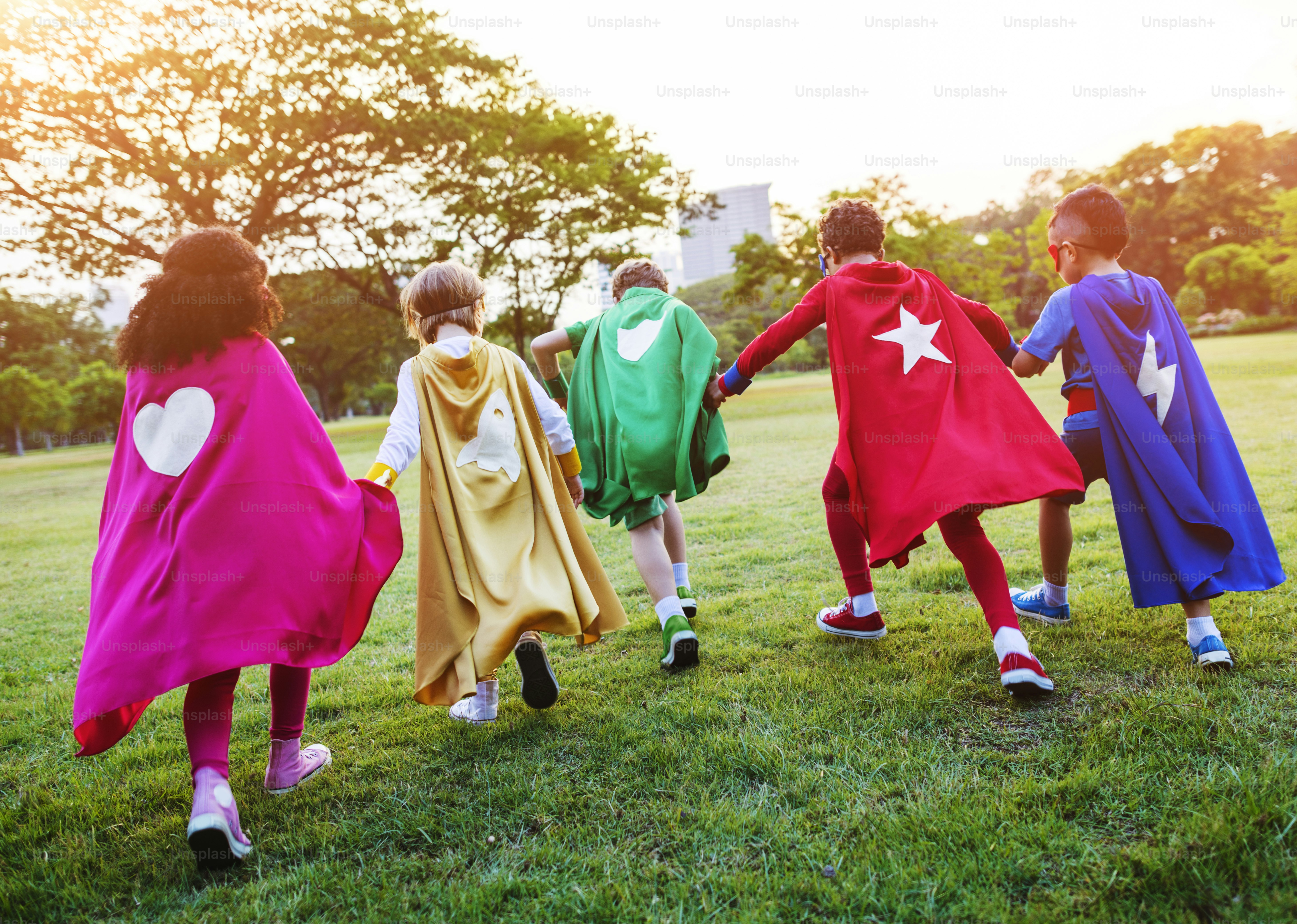 Superhelden Fröhliche Kinder, die Positivität ausdrücken Konzept
