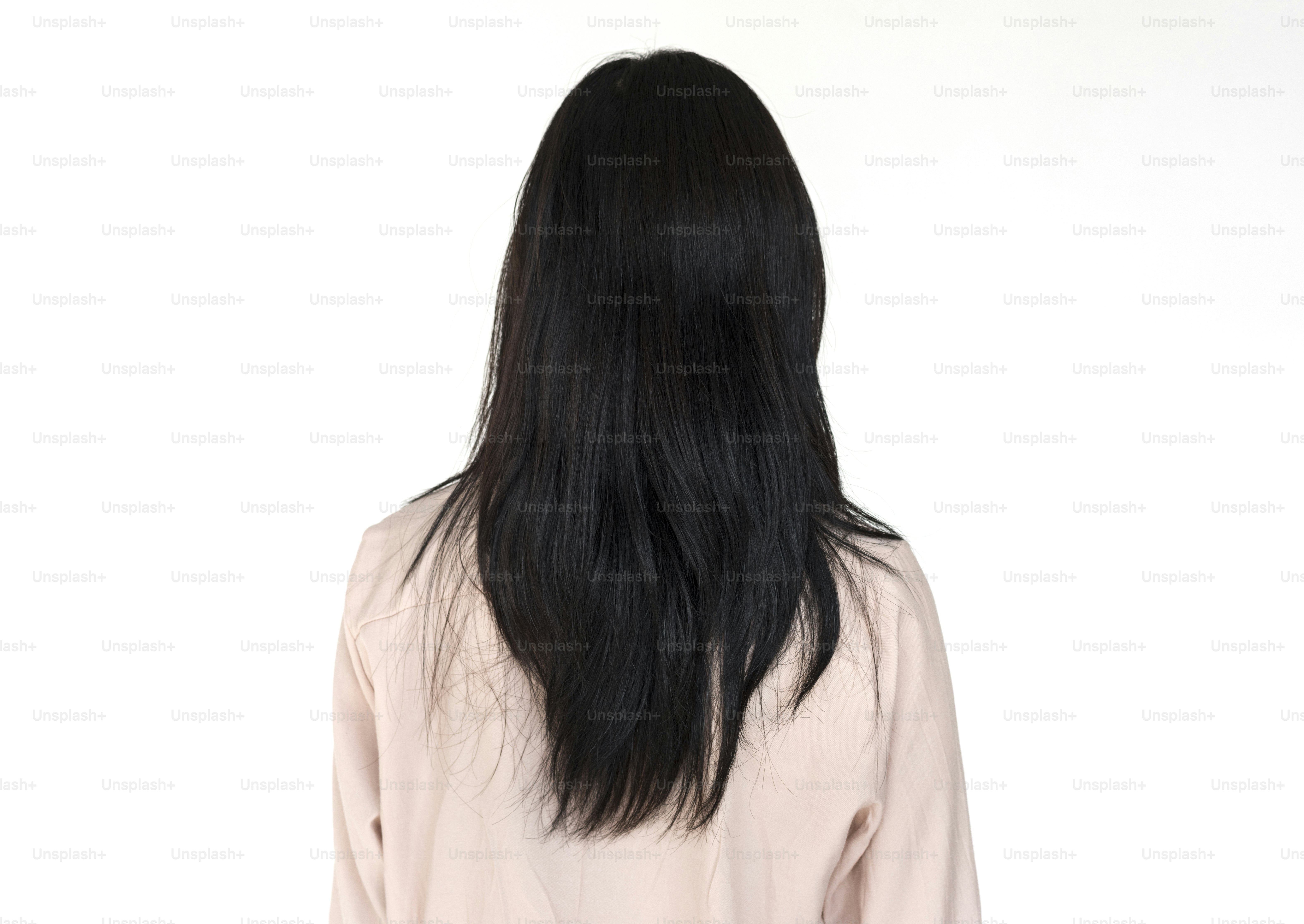 Vista trasera de la mujer de pelo largo en una sesión