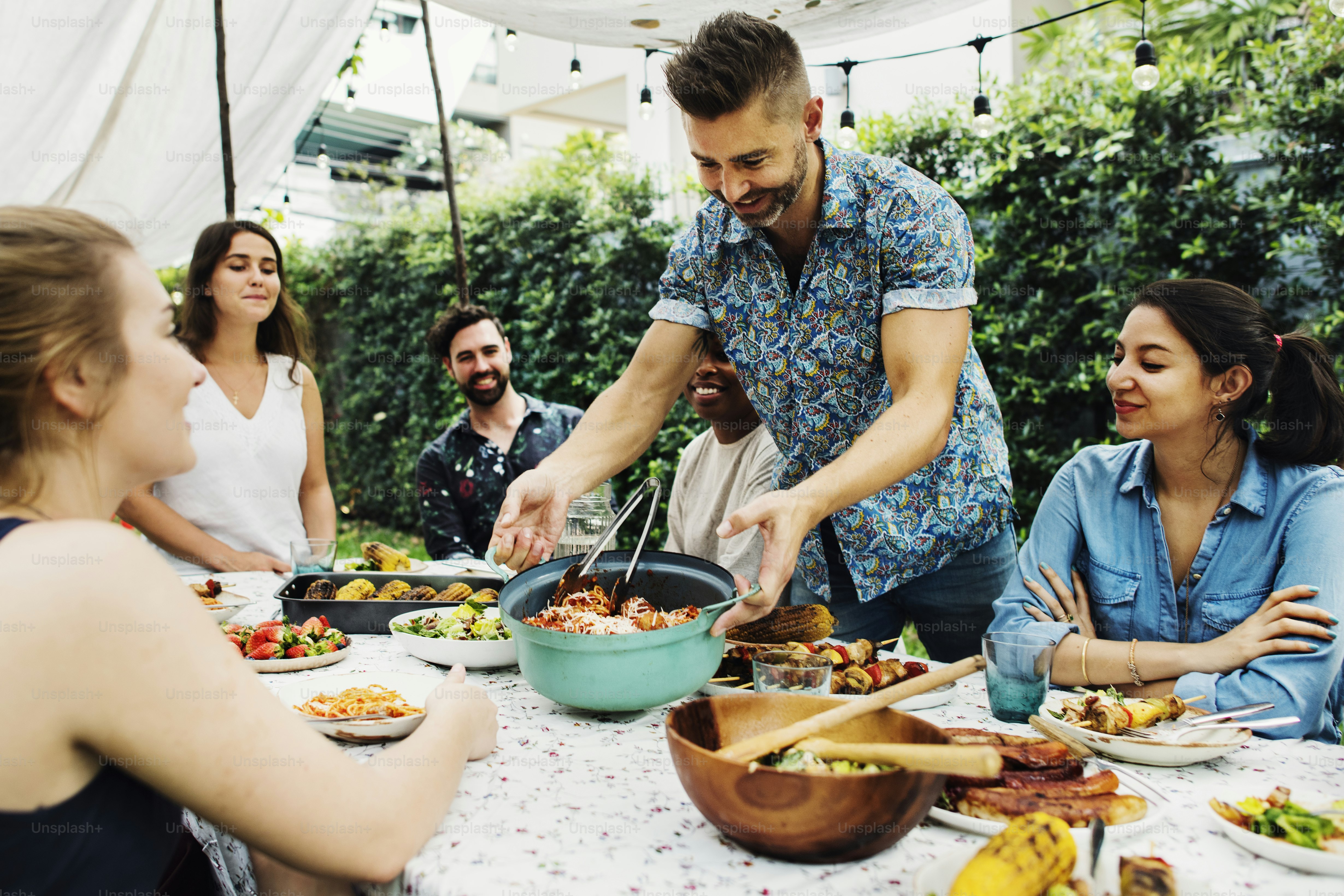 Gruppo di amici diversi che si godono la festa estiva insieme