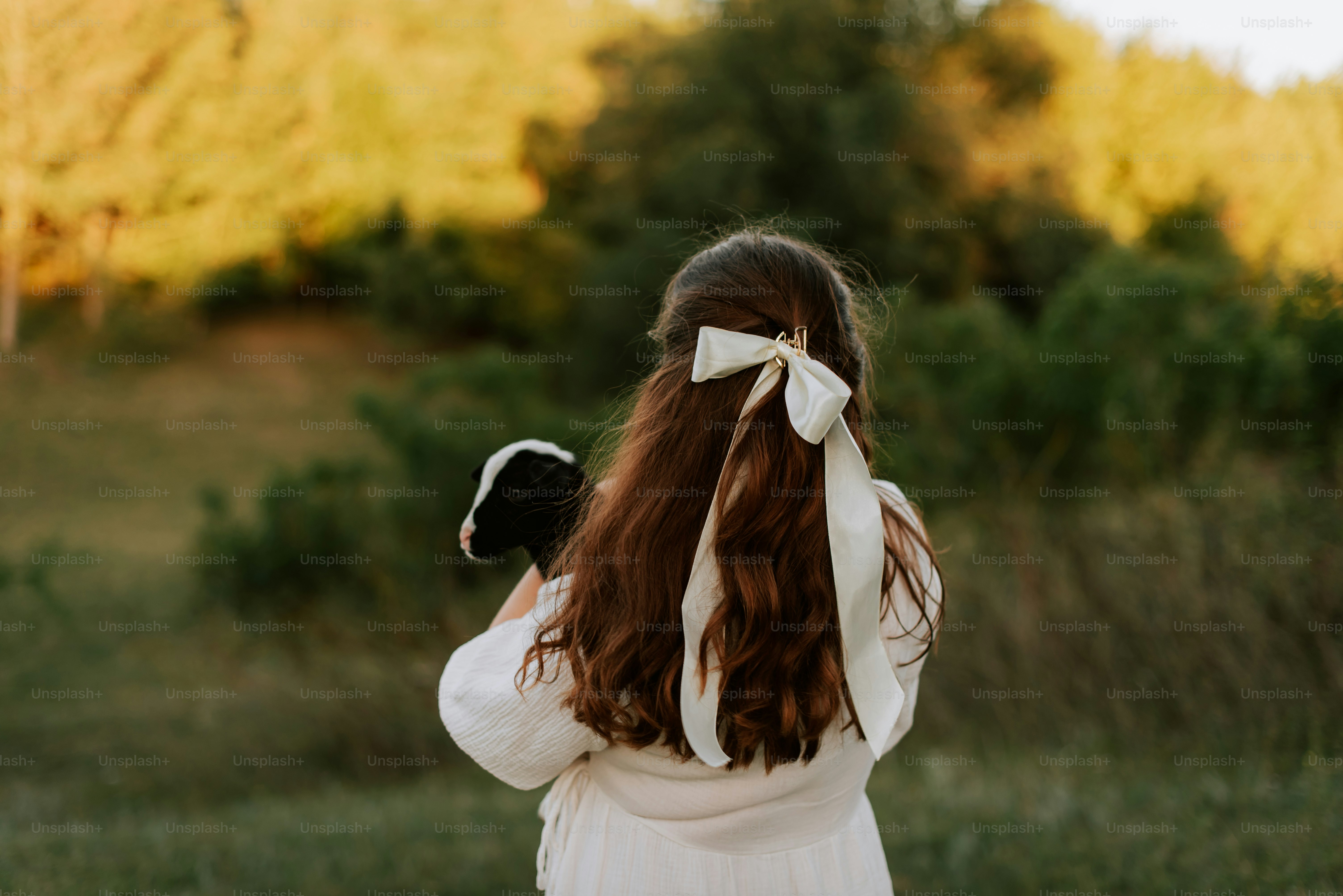 A little girl with a bow in her hair photo – Sunset Image on Unsplash