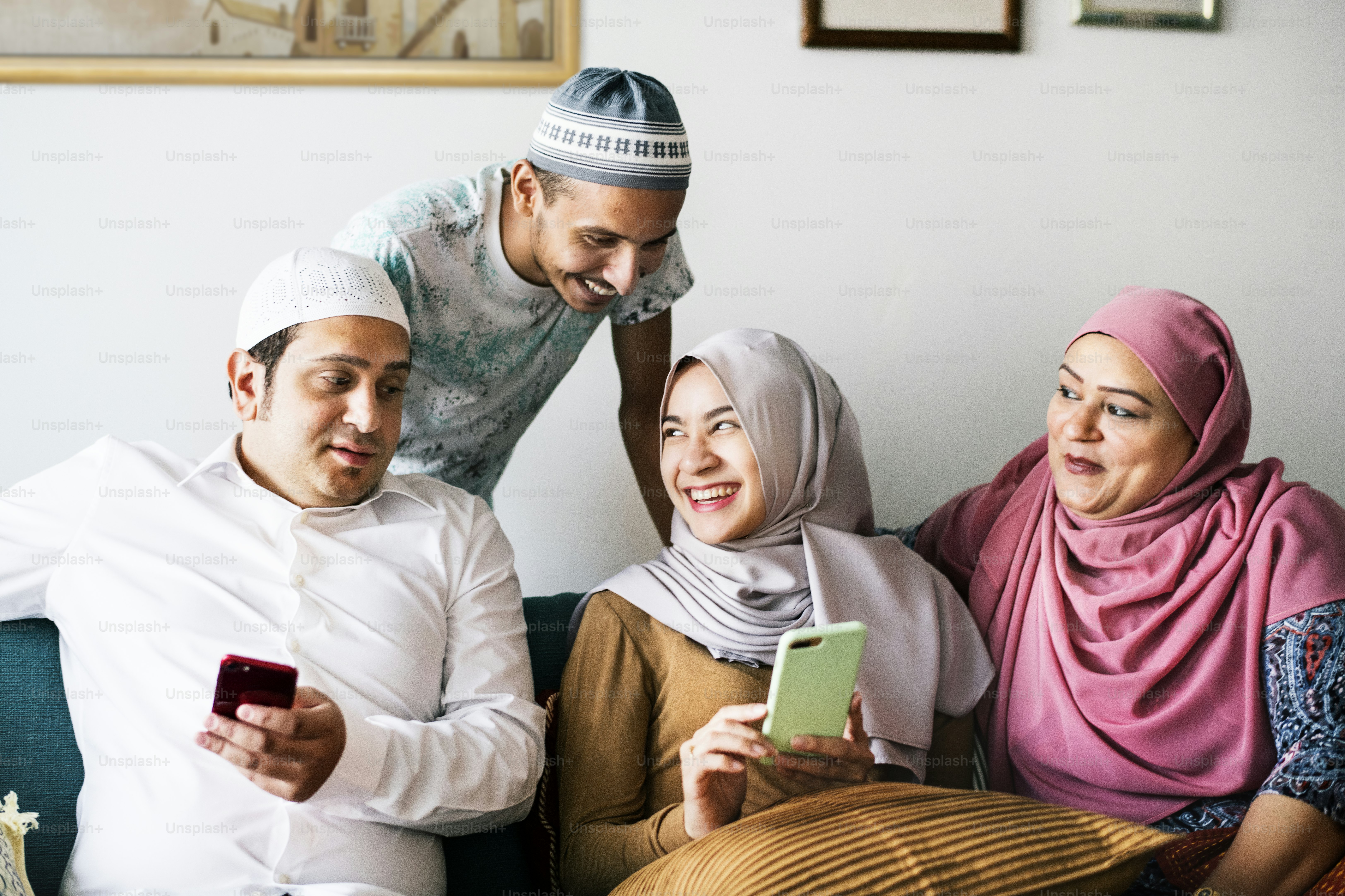 Amici musulmani che usano i social media sui telefoni