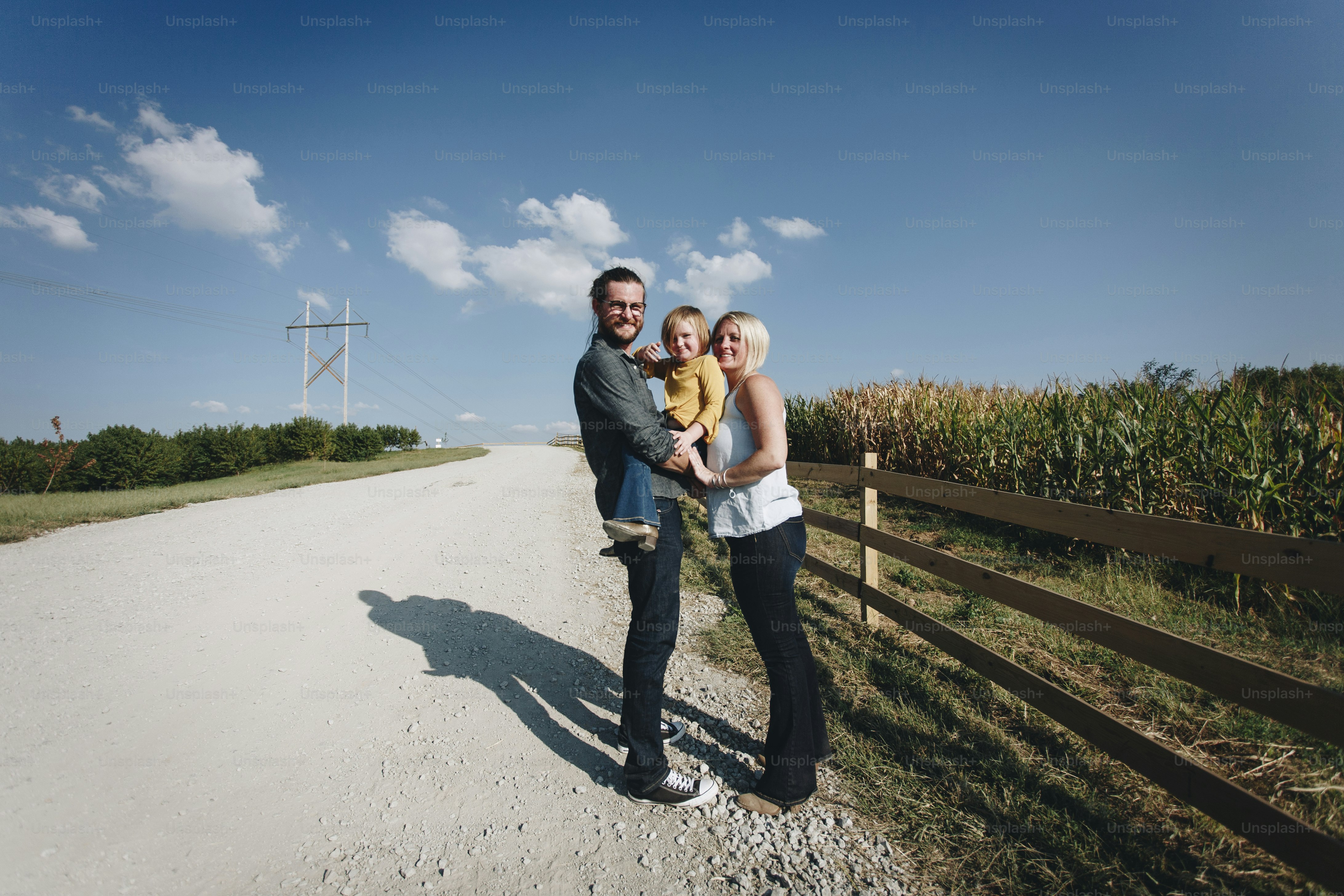 Uma família caucasiana está passando um tempo na fazenda juntos