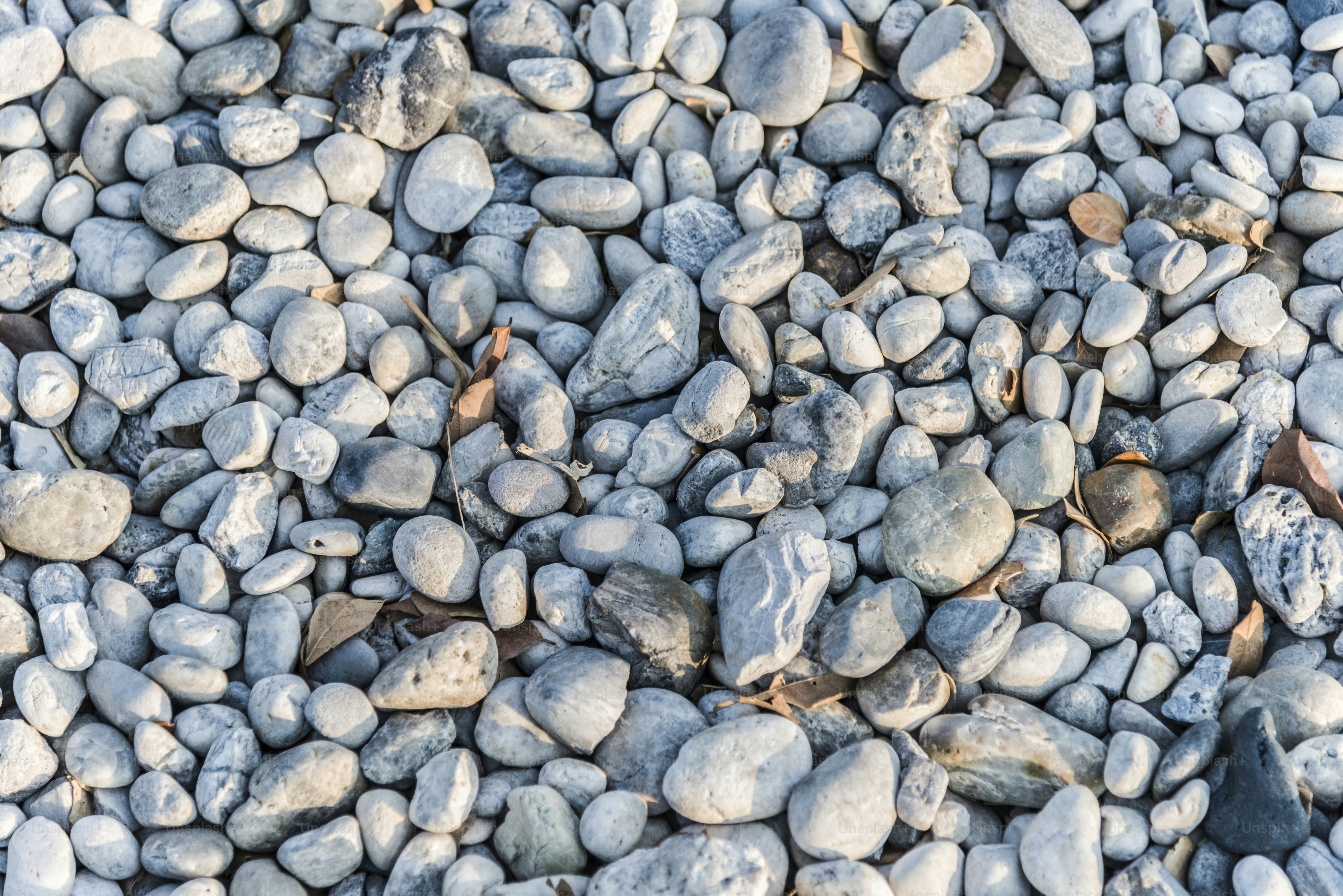 Kieselsteine und Felsen auf dem Boden