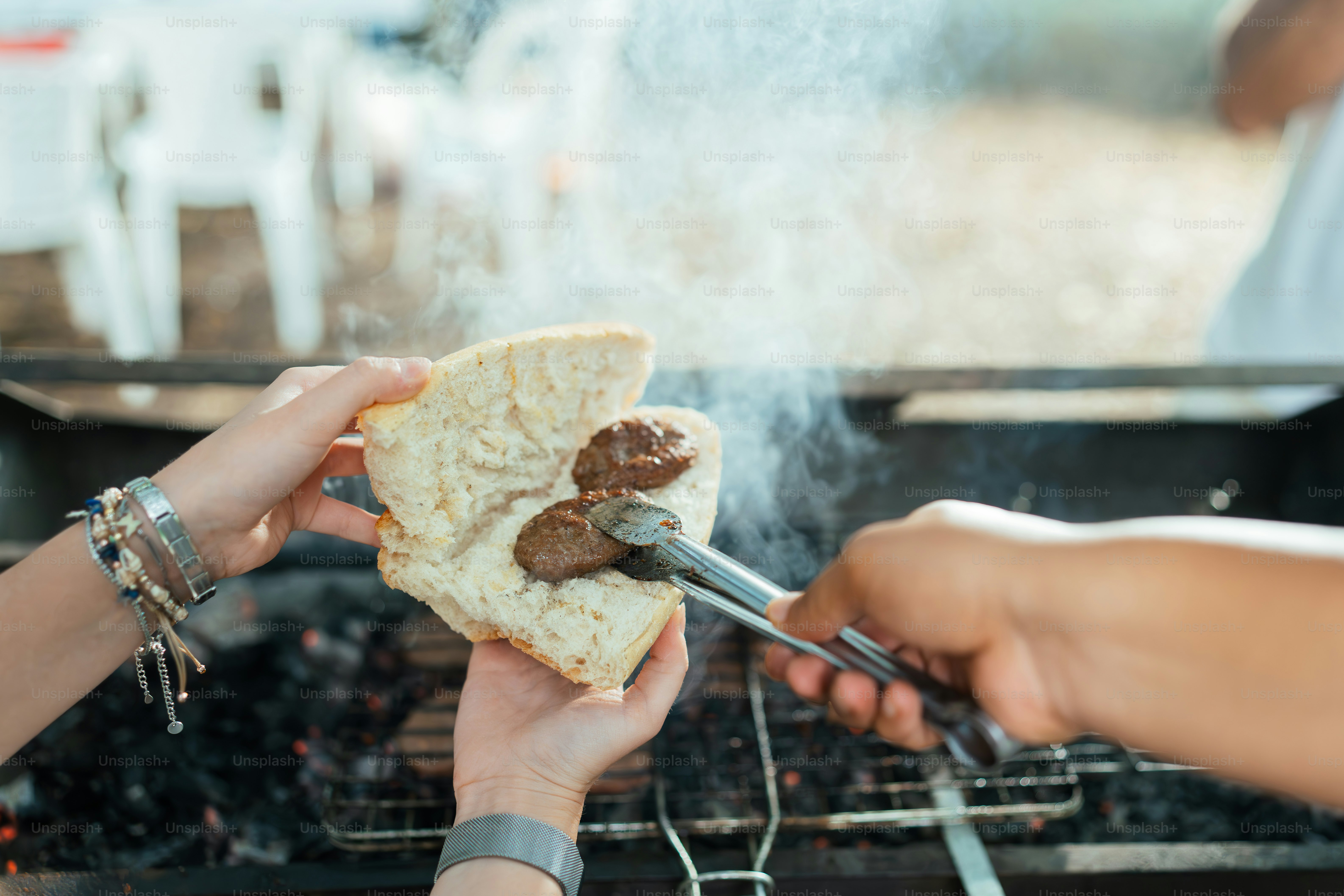 Dua orang sedang memasak sandwich di atas panggangan