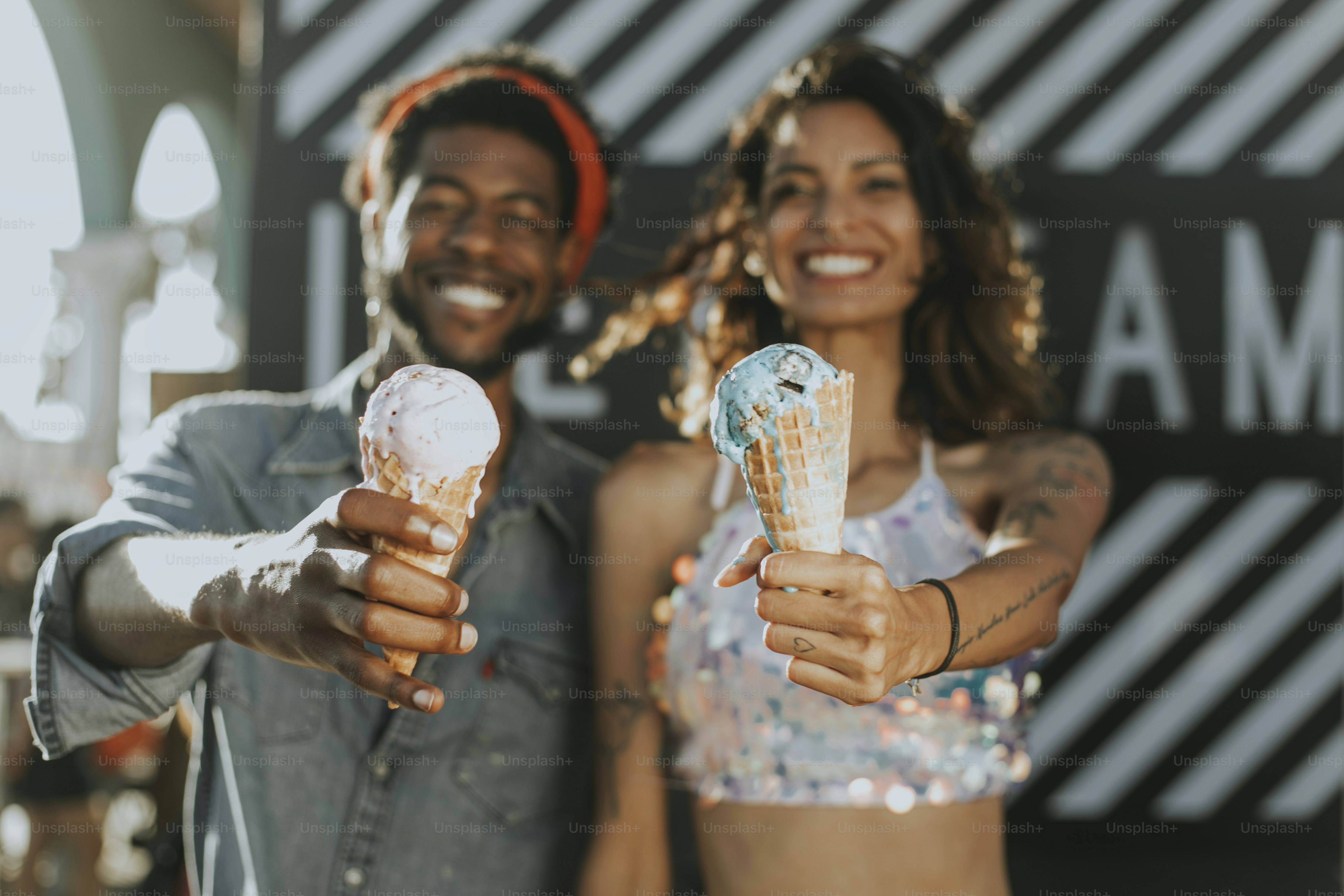Pasangan ceria menikmati es krim