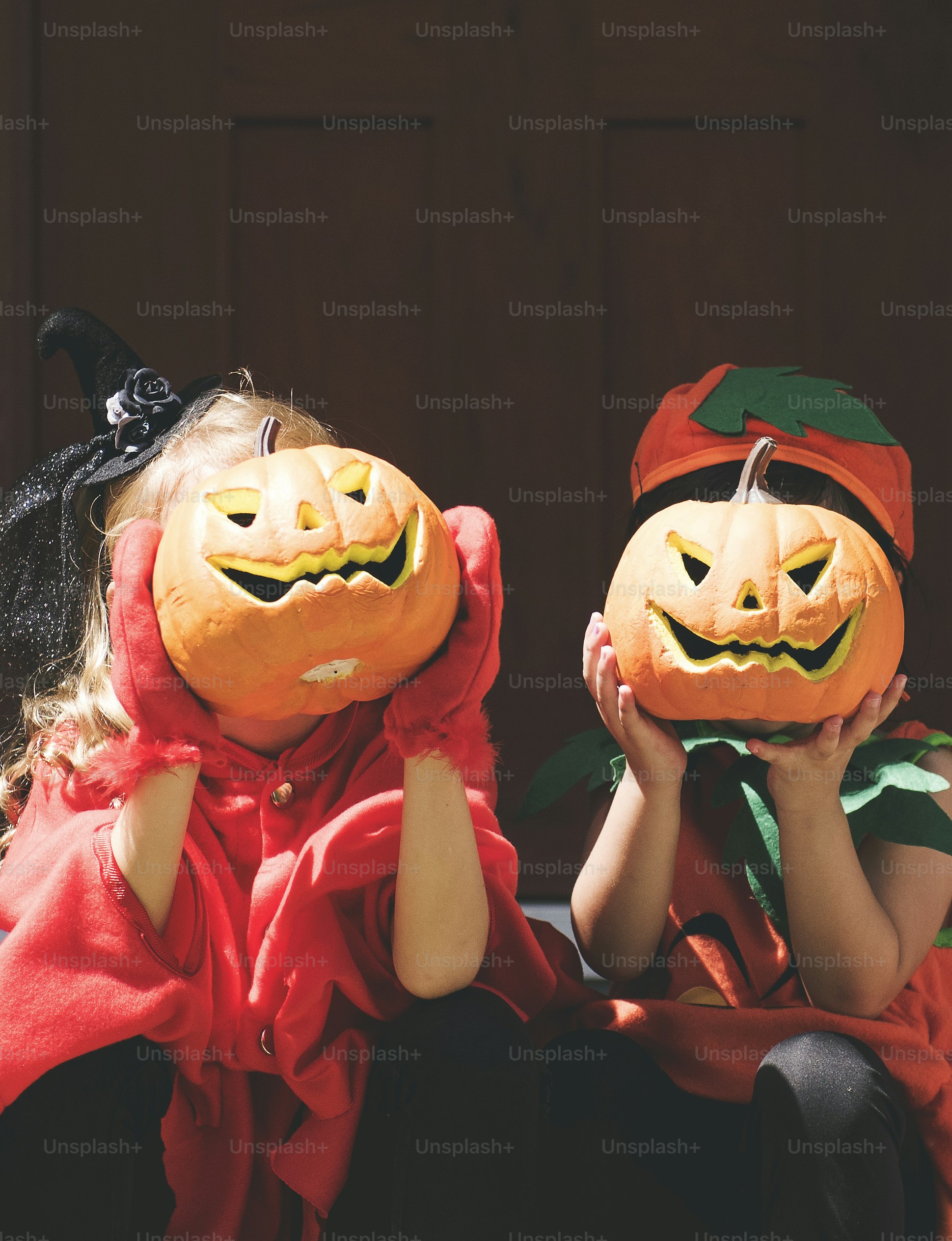 Petits enfants en costumes d’Halloween